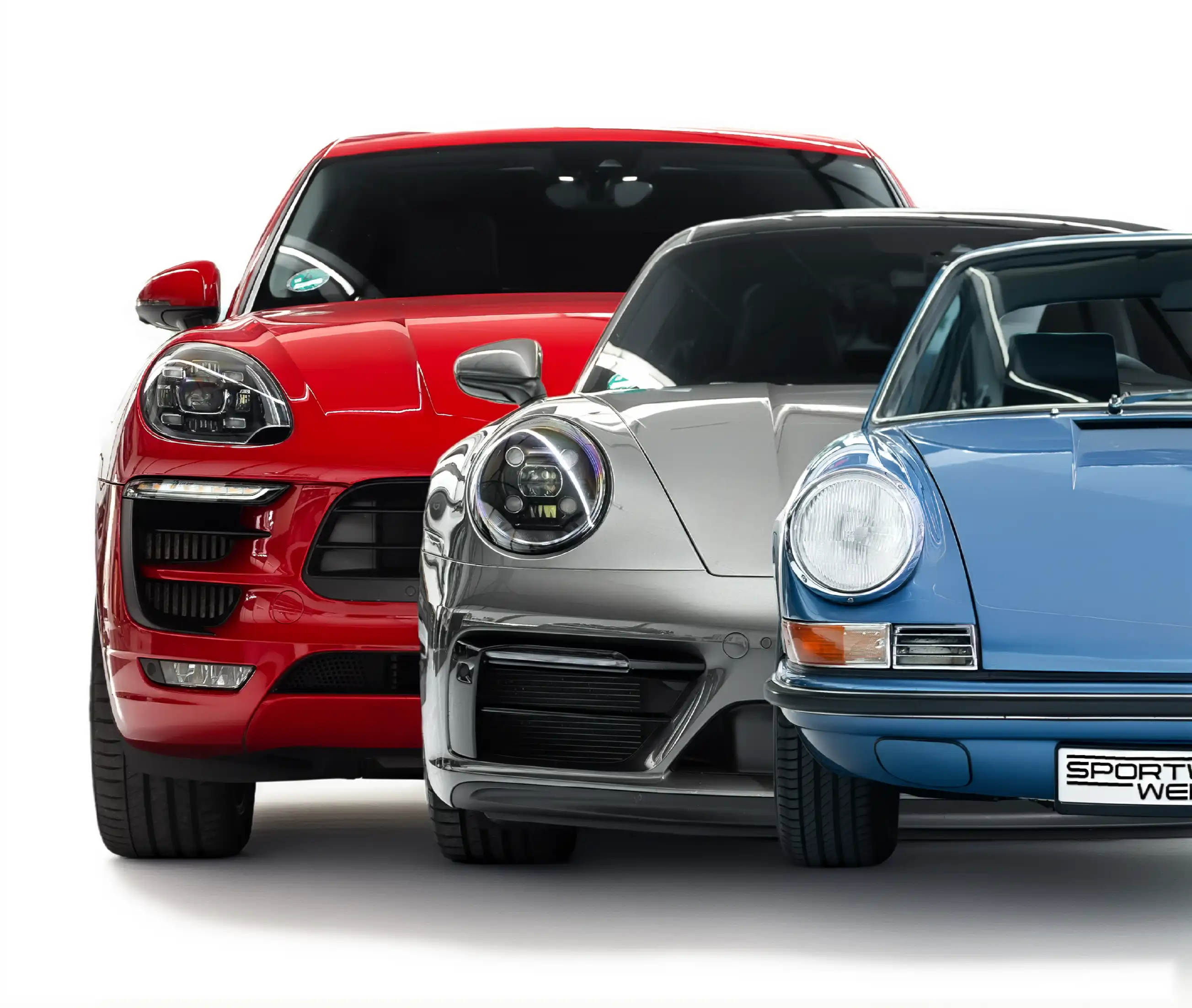 Drei verschiedene und andersfarbige Porschemodelle hintereinander