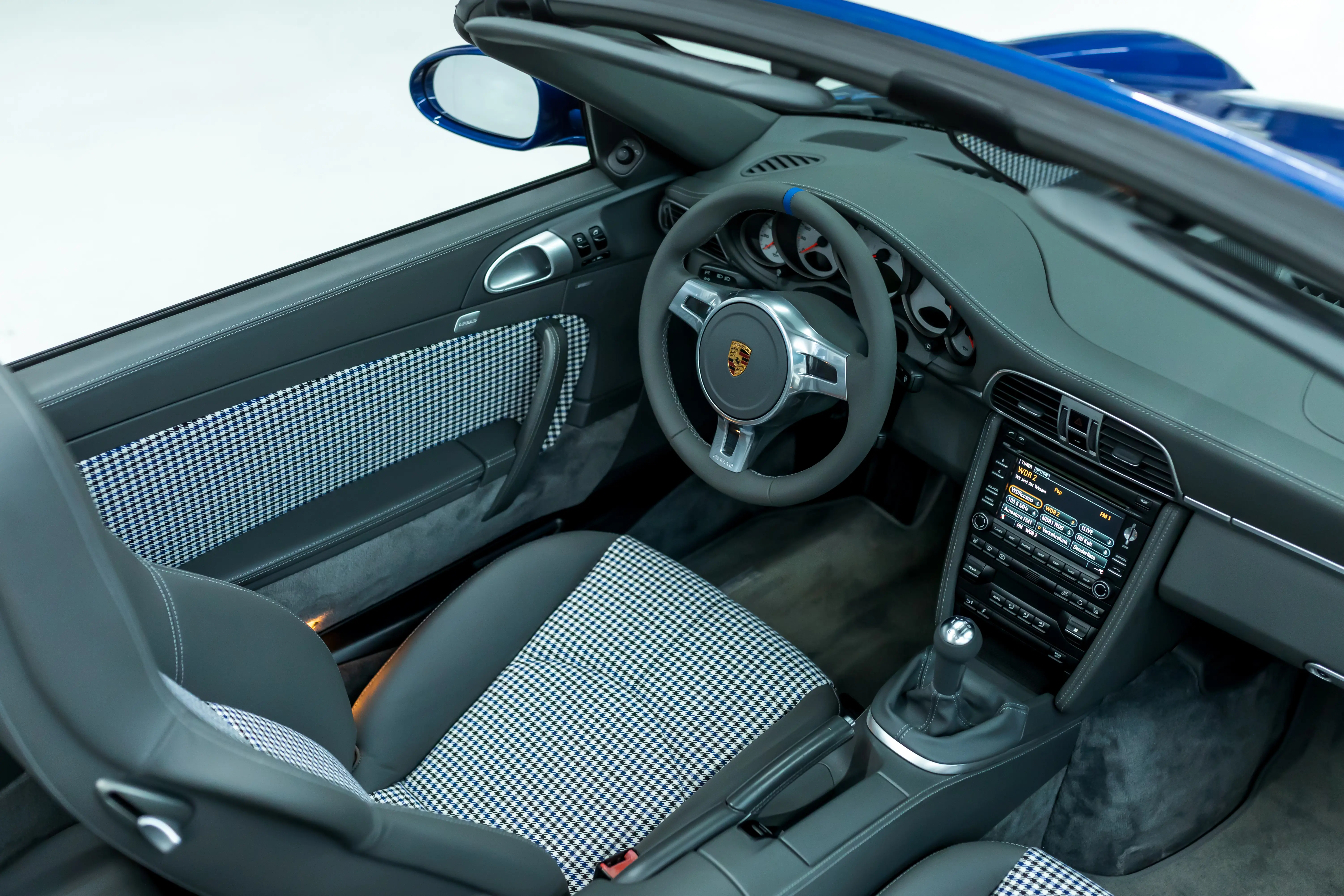 Porsche 997 Aquamarin Cabriolet Innenraum von oben mit Hahnentritt-Sitzen