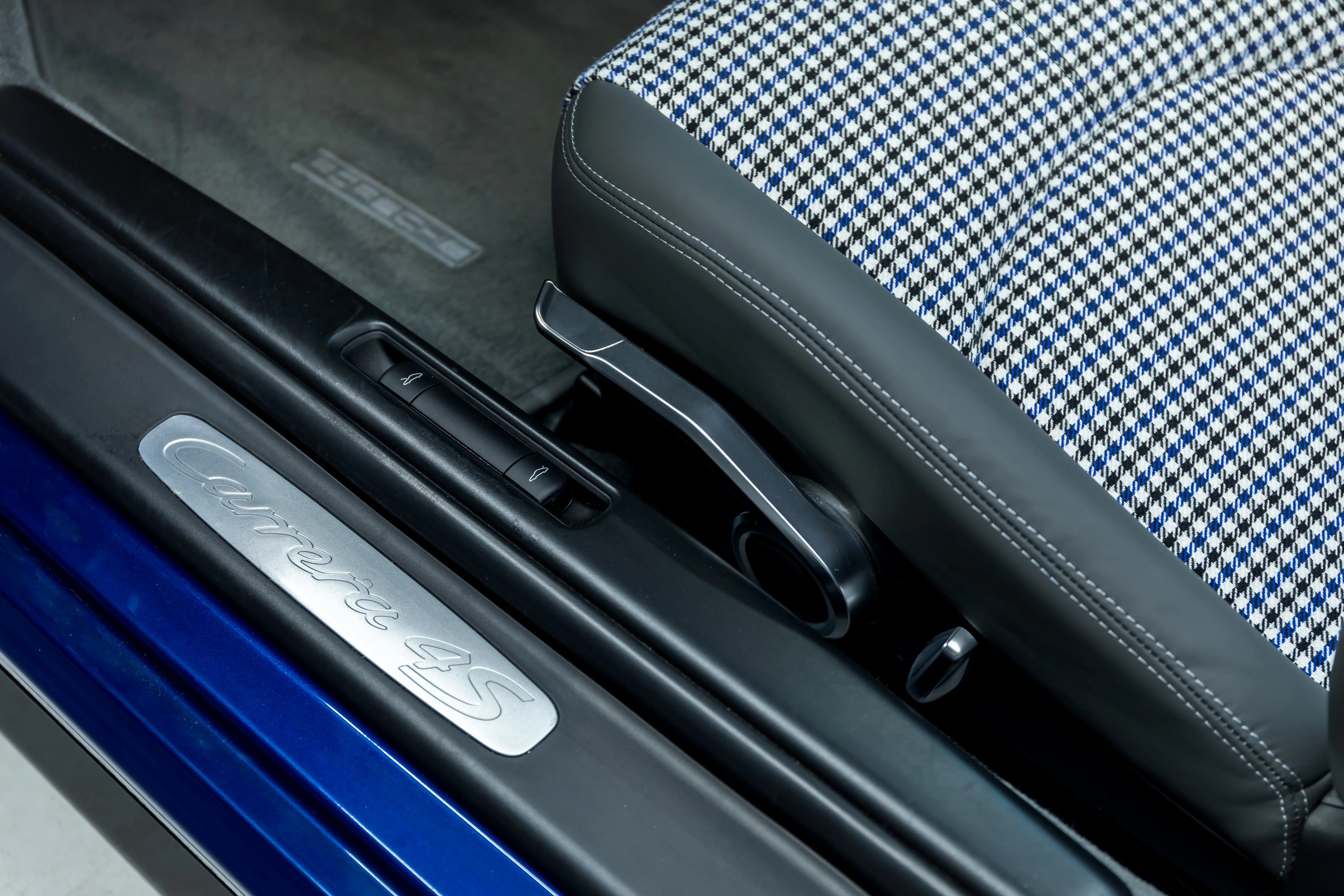 Porsche 997 Aquamarin Carrera 4S Einstiegsleiste mit Hahnentritt-Sitzstoff