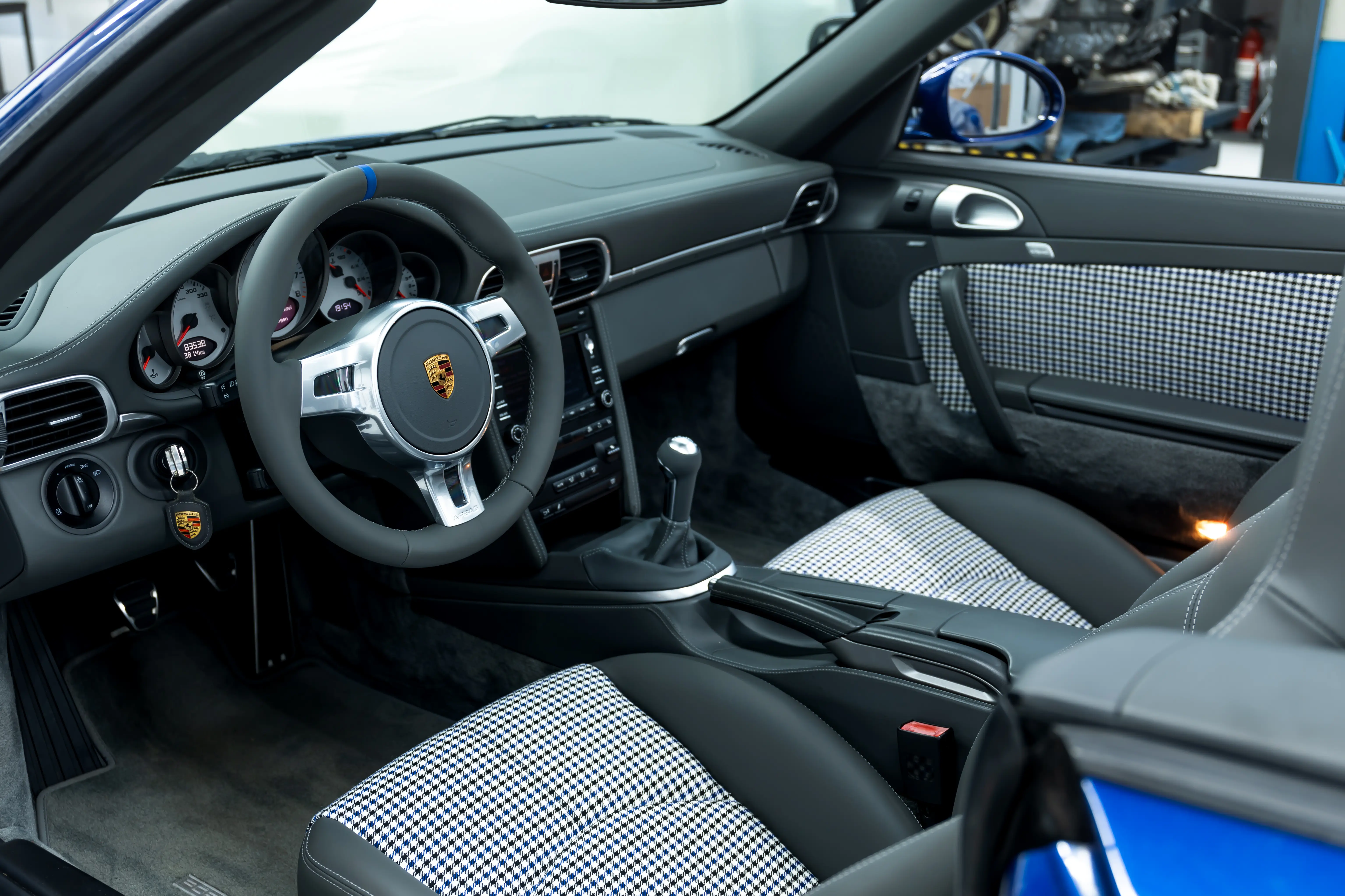Porsche 997 Aquamarin Cockpit mit Sportlenkrad, Hahnentritt-Sitzen und Schaltgetriebe