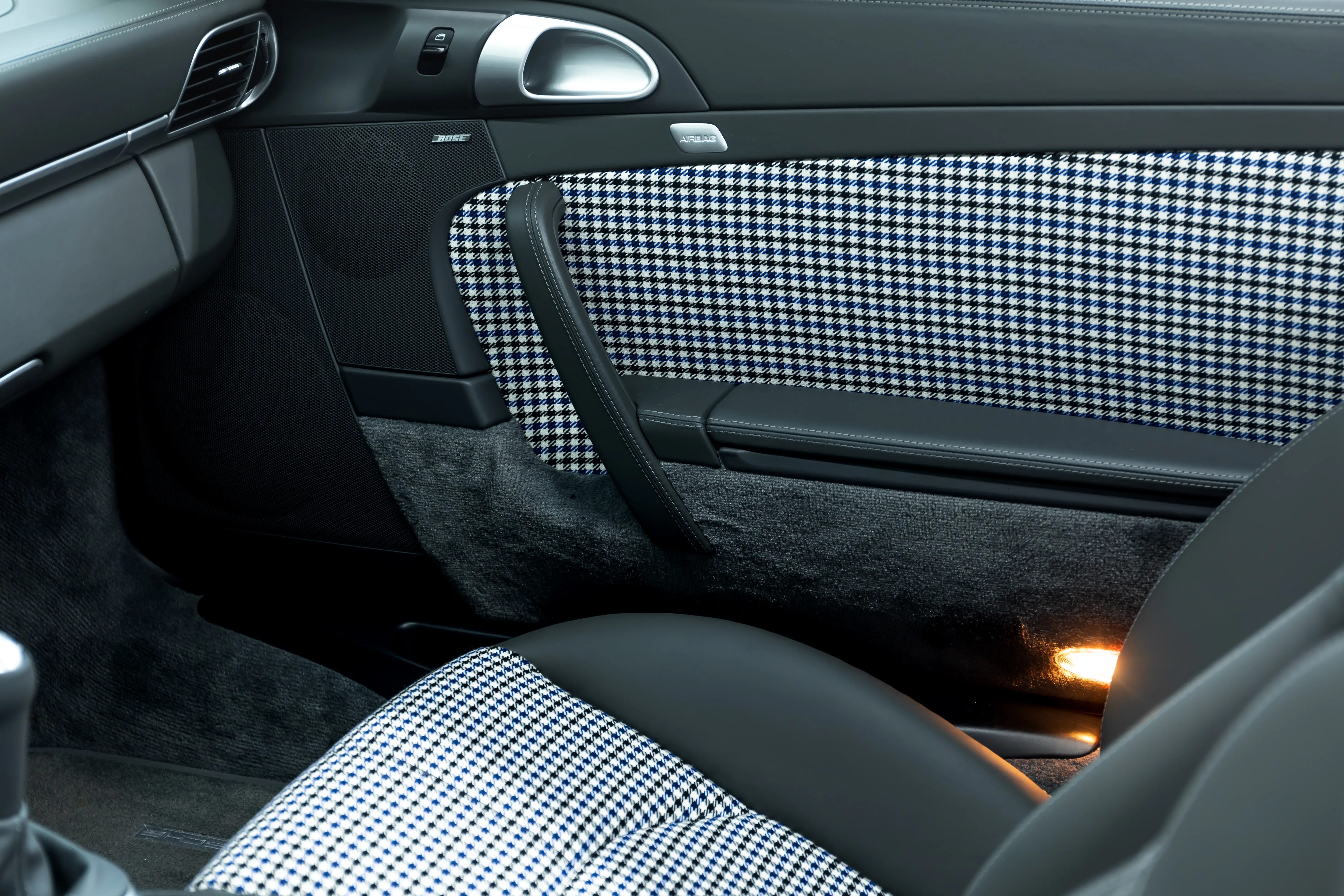 Porsche 997 Aquamarin Innenraum mit Hahnentritt-Verkleidung und Bose Lautsprecher