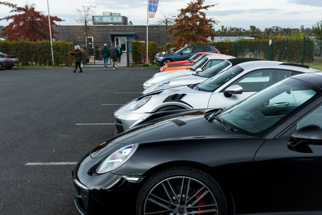 herbstausfahrt-porsche-am-parken