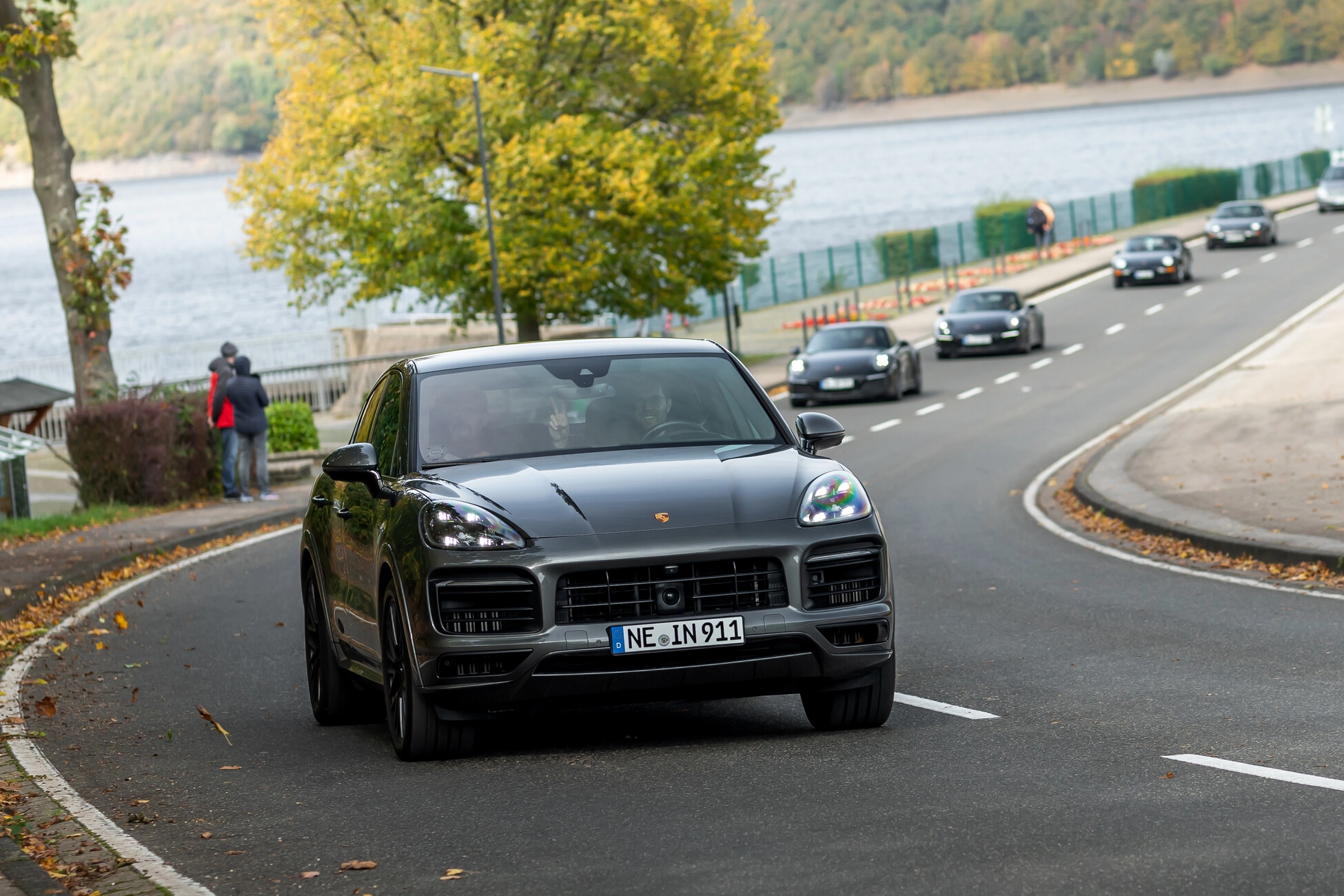 herbstausfahrt-porsche-fahrer-winkt-kamera-zu