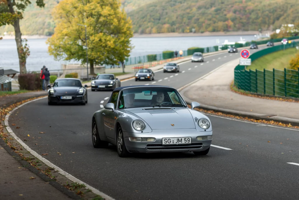 herbstausfahrt-porsche-silber