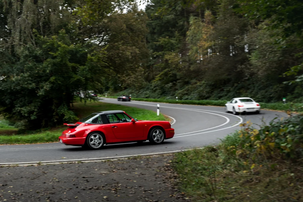 herbstausfahrt-roter-porsche-von-seite