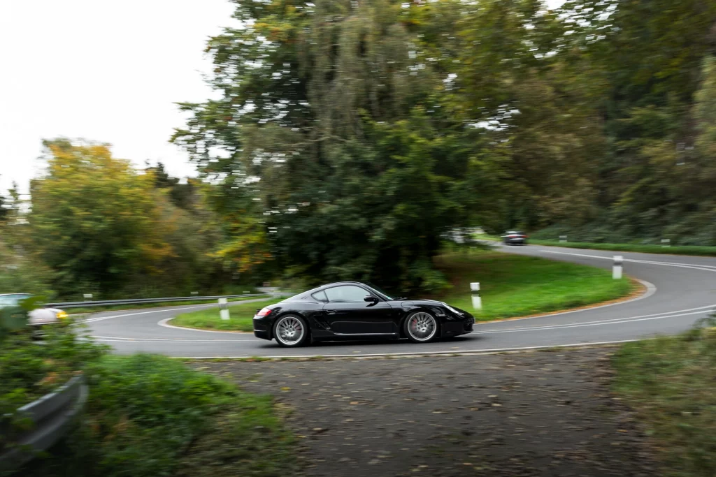 herbstausfahrt-schwarzer-porsche
