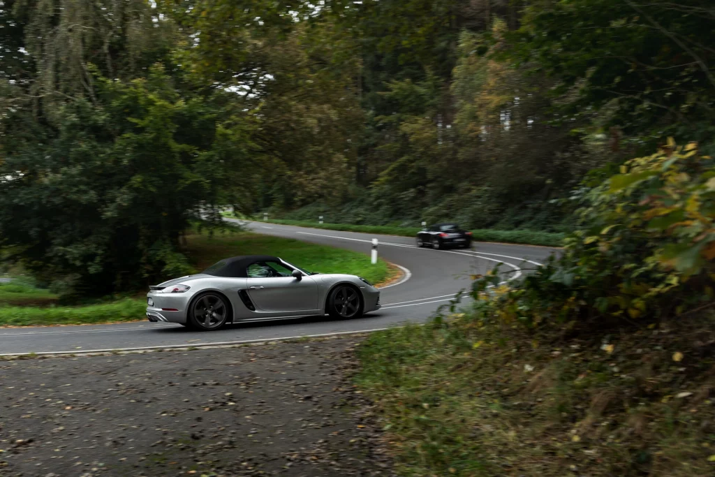 herbstausfahrt-silberner-porsche-von-seite