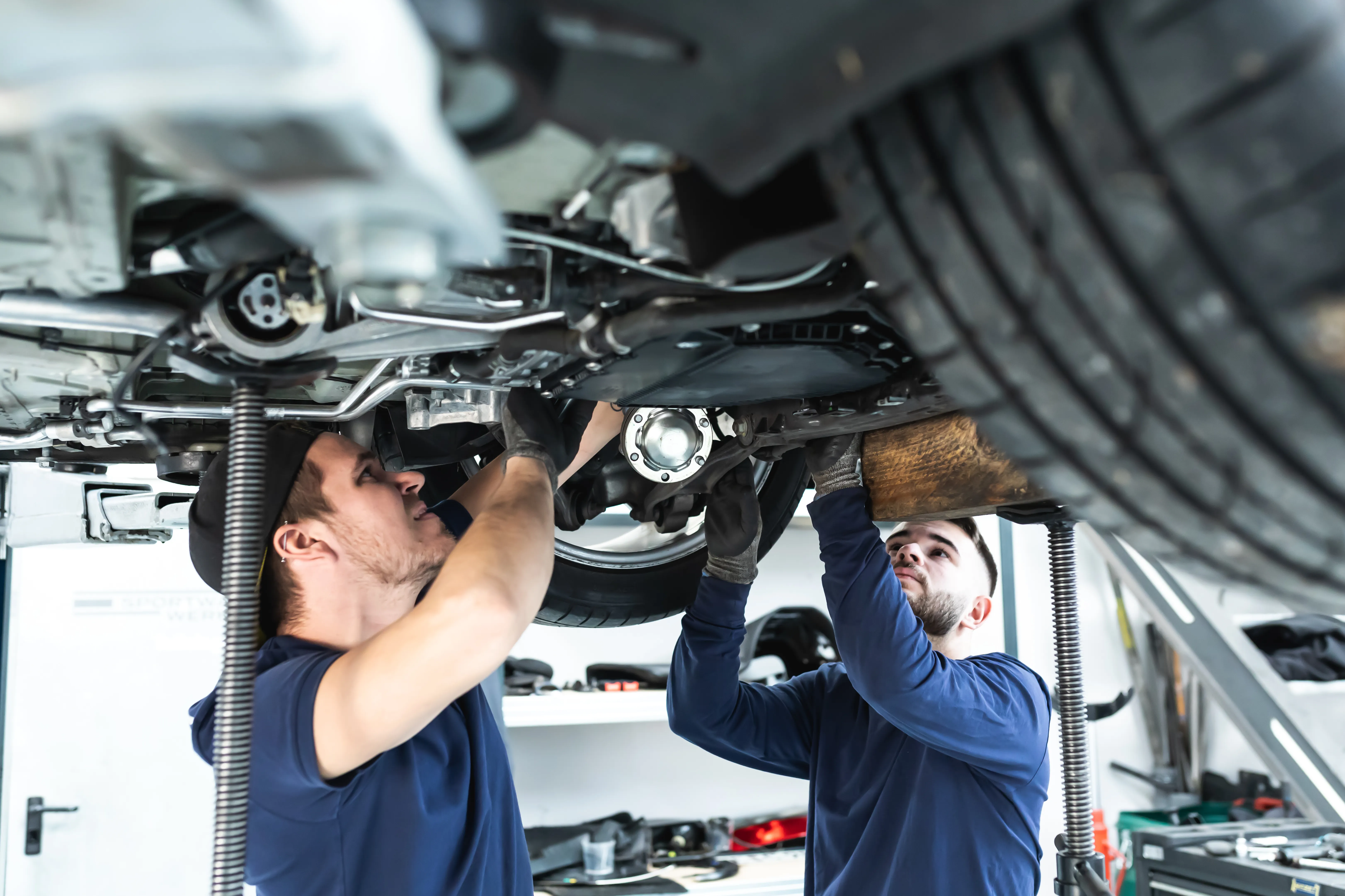 Techniker bei der Arbeit am Fahrzeug