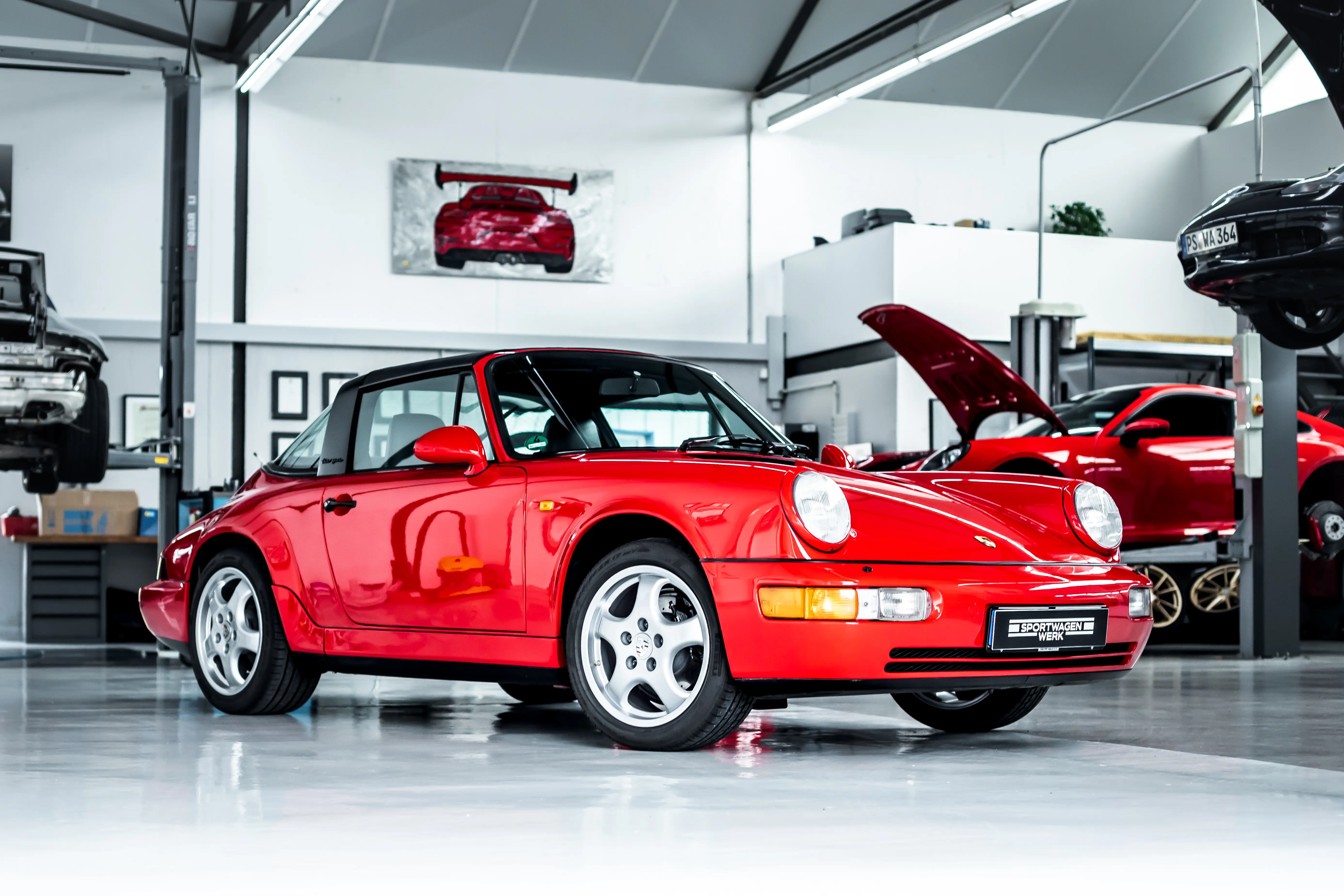 Roter Porsche 964 Carrera 2 Targa in der Werkstatt – Vorderansicht
