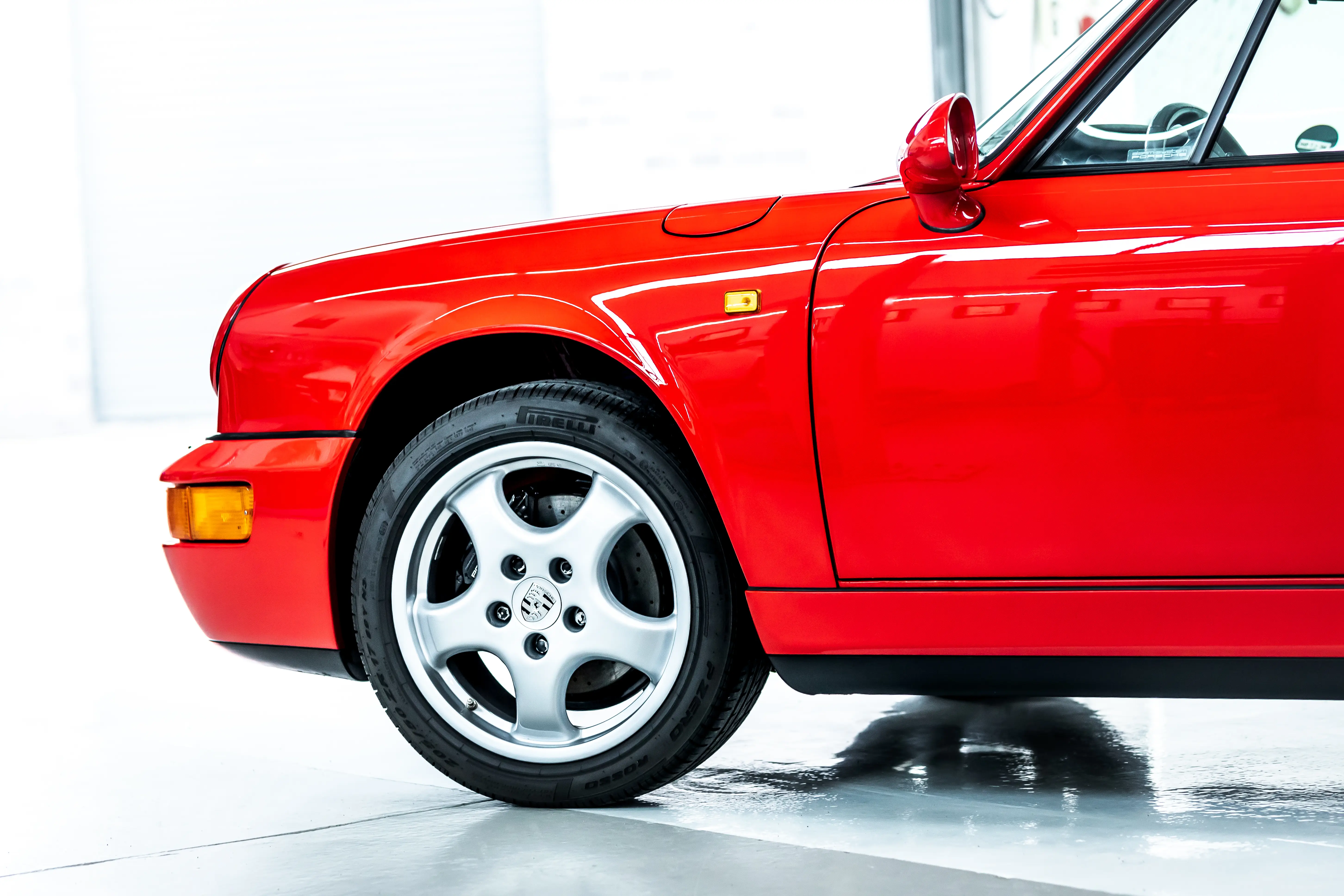 Vorderrad des Porsche 964 mit originalen Cup-Felgen und Pirelli-Bereifung – Kotflügeldetail