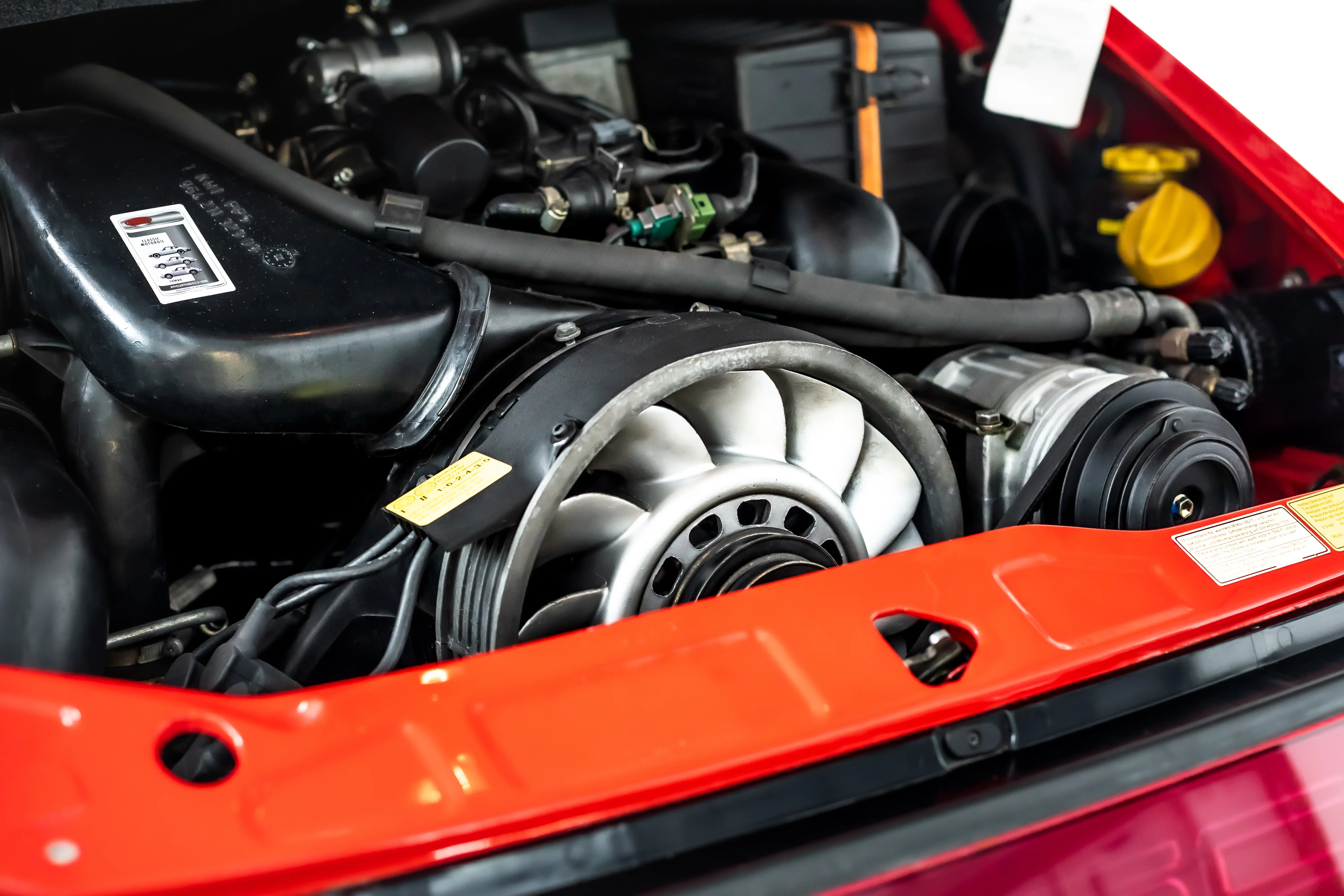 Luftgekühlter Sechszylinder-Boxermotor des Porsche 964 Carrera 2 – Motorraum geöffnet