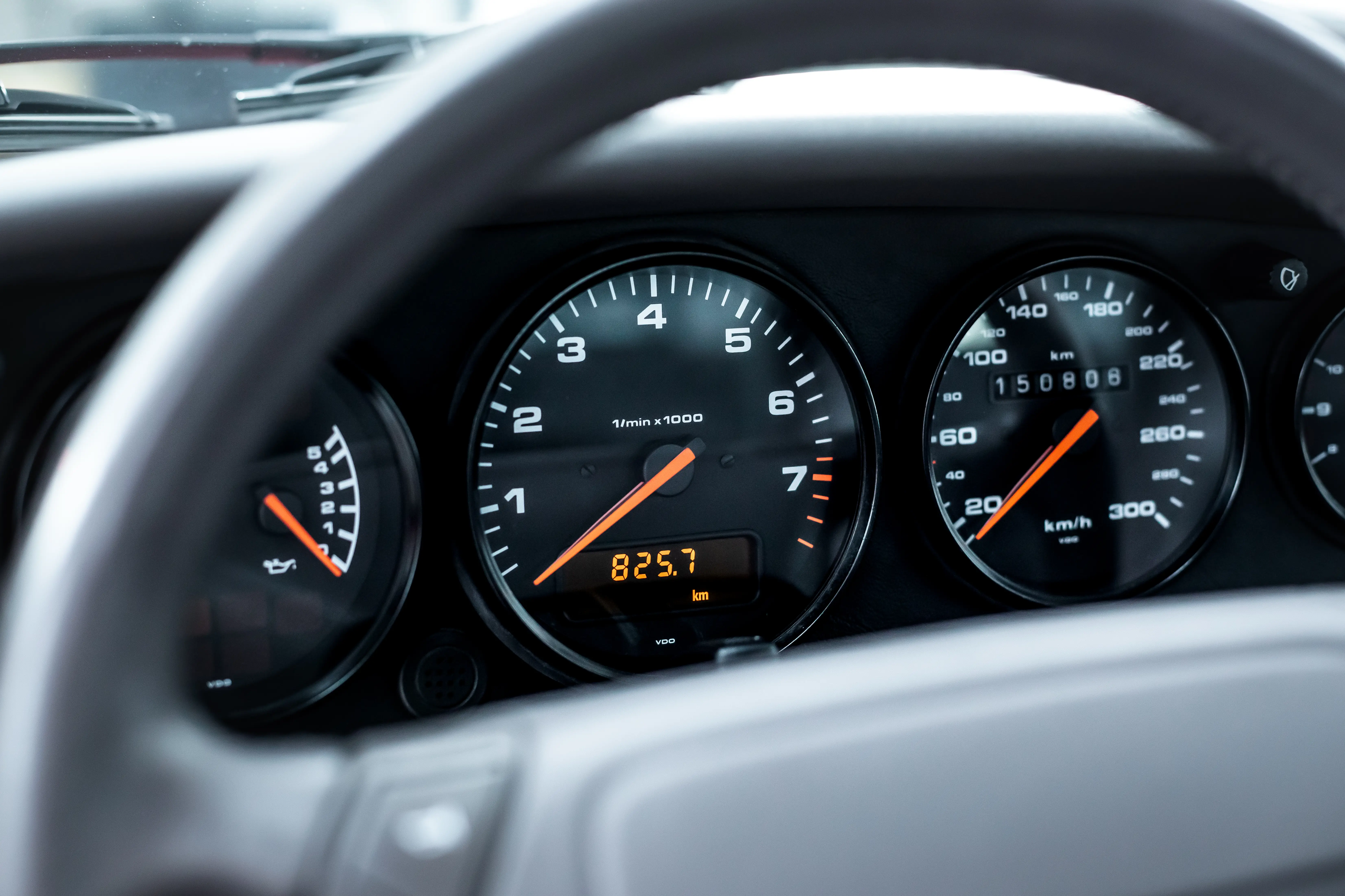 Tacho und Drehzahlmesser des Porsche 964 – Kilometerstand auf VDO-Instrumenten