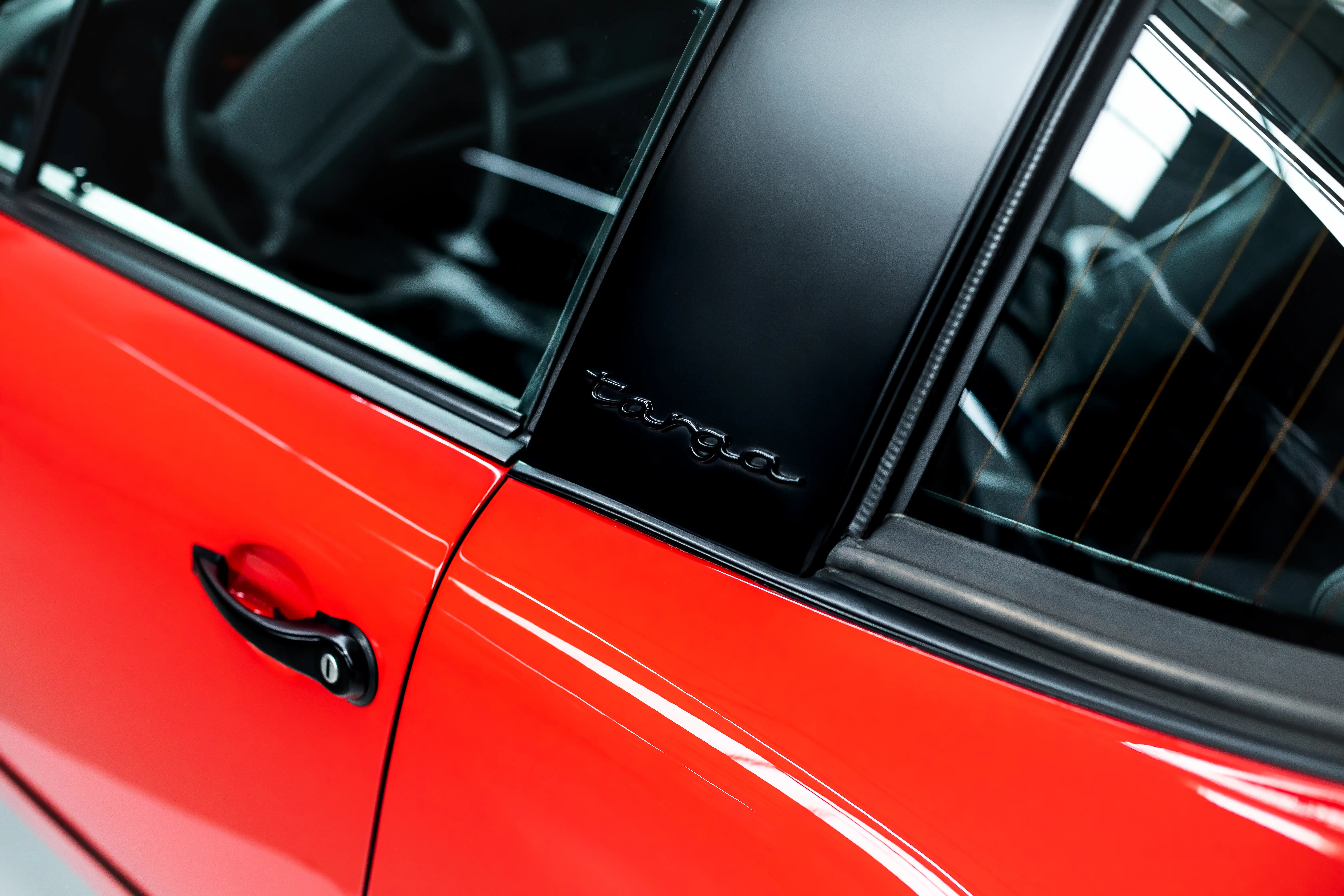 Targa-Schriftzug am Porsche 964 – Detailaufnahme der B-Säule in Rot