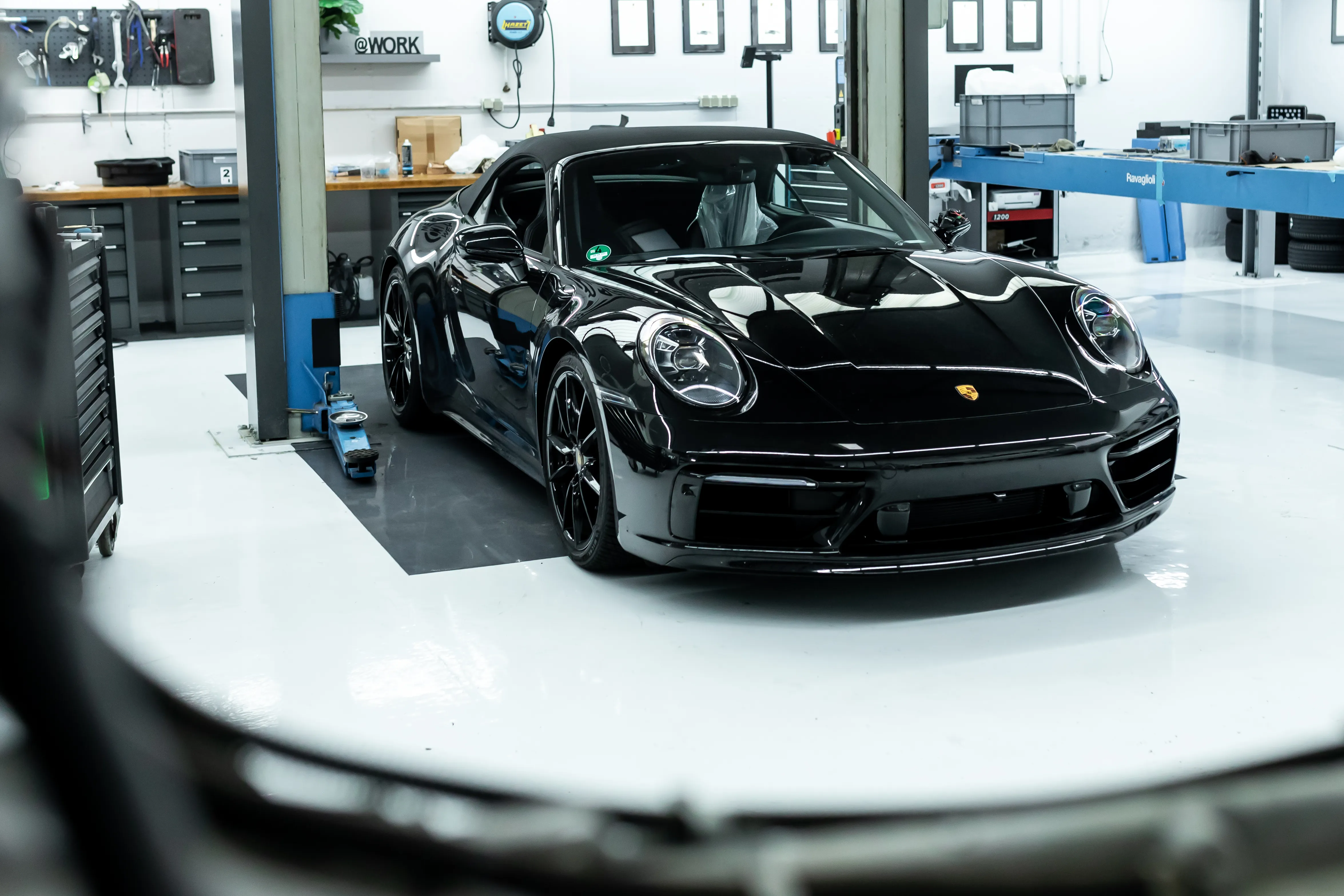 Schwarzer Porsche 911 Turbo schräg von vorne nach Aufbereitung in der Sportwagen Werk Neuss Werkstatt