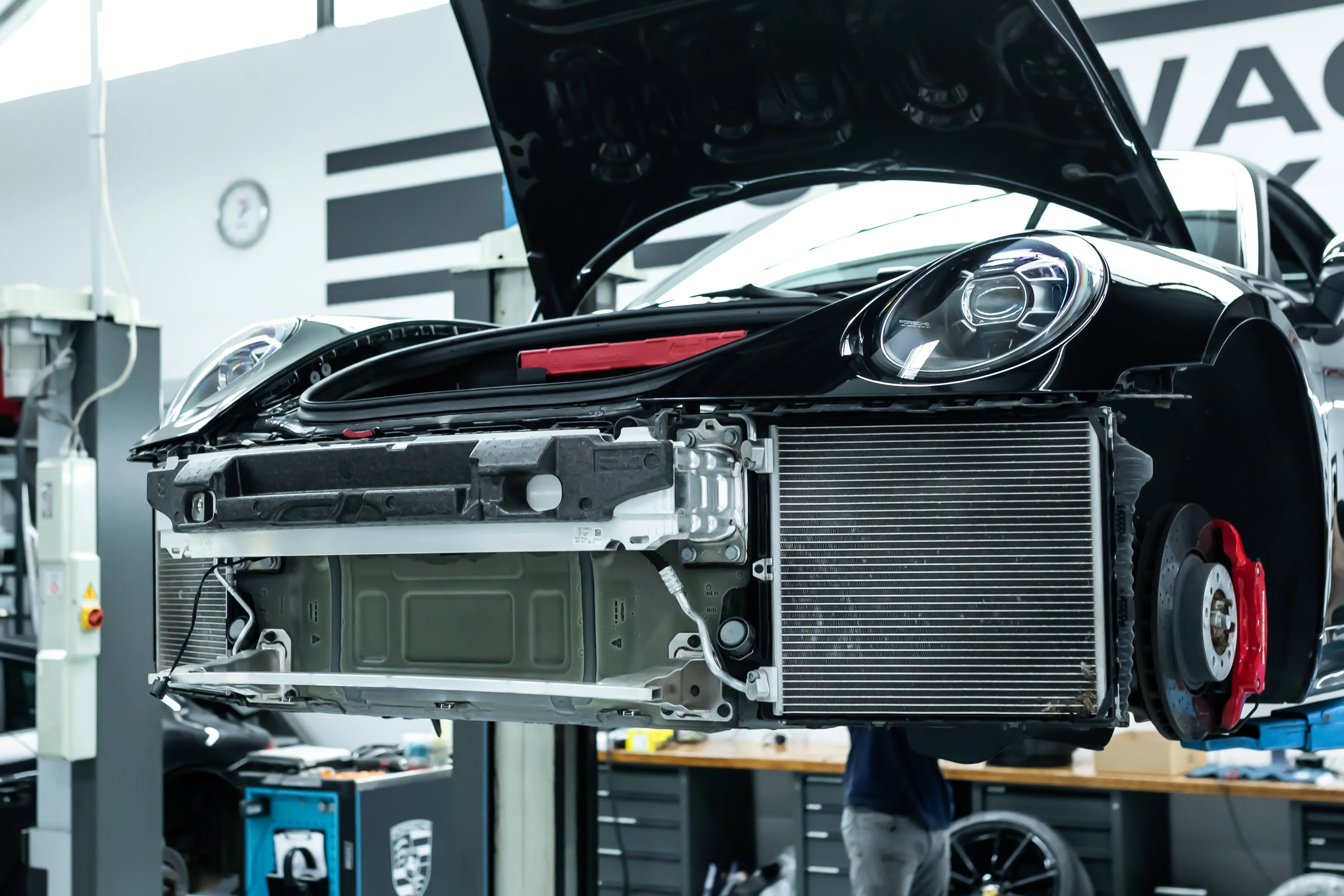 Porsche 911 Carrera 992 schwarz demontierte Stoßfängerverkleidungen