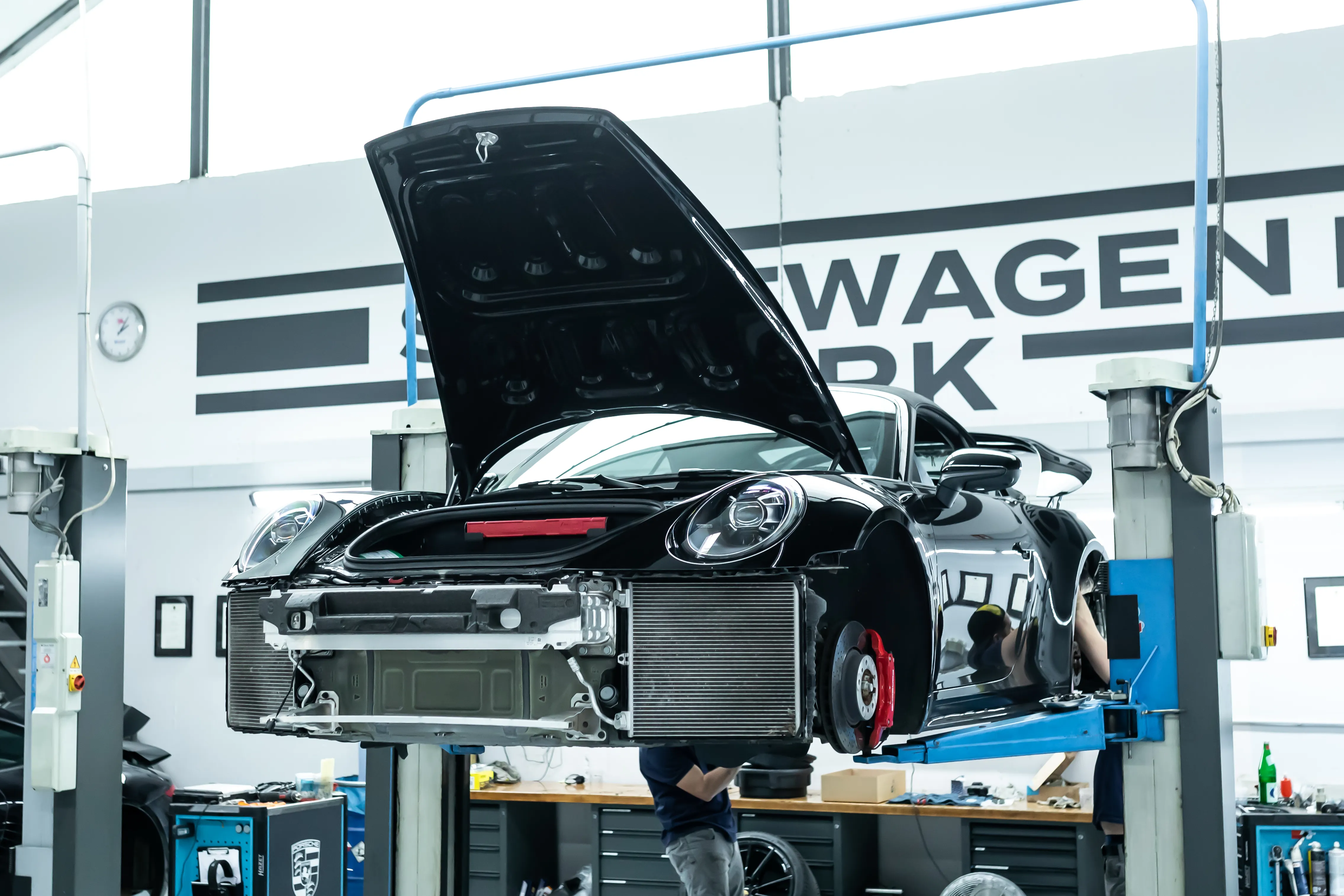 Offener Motor und demontierte Front vom Schwarzen Porsche 911 Turbo
