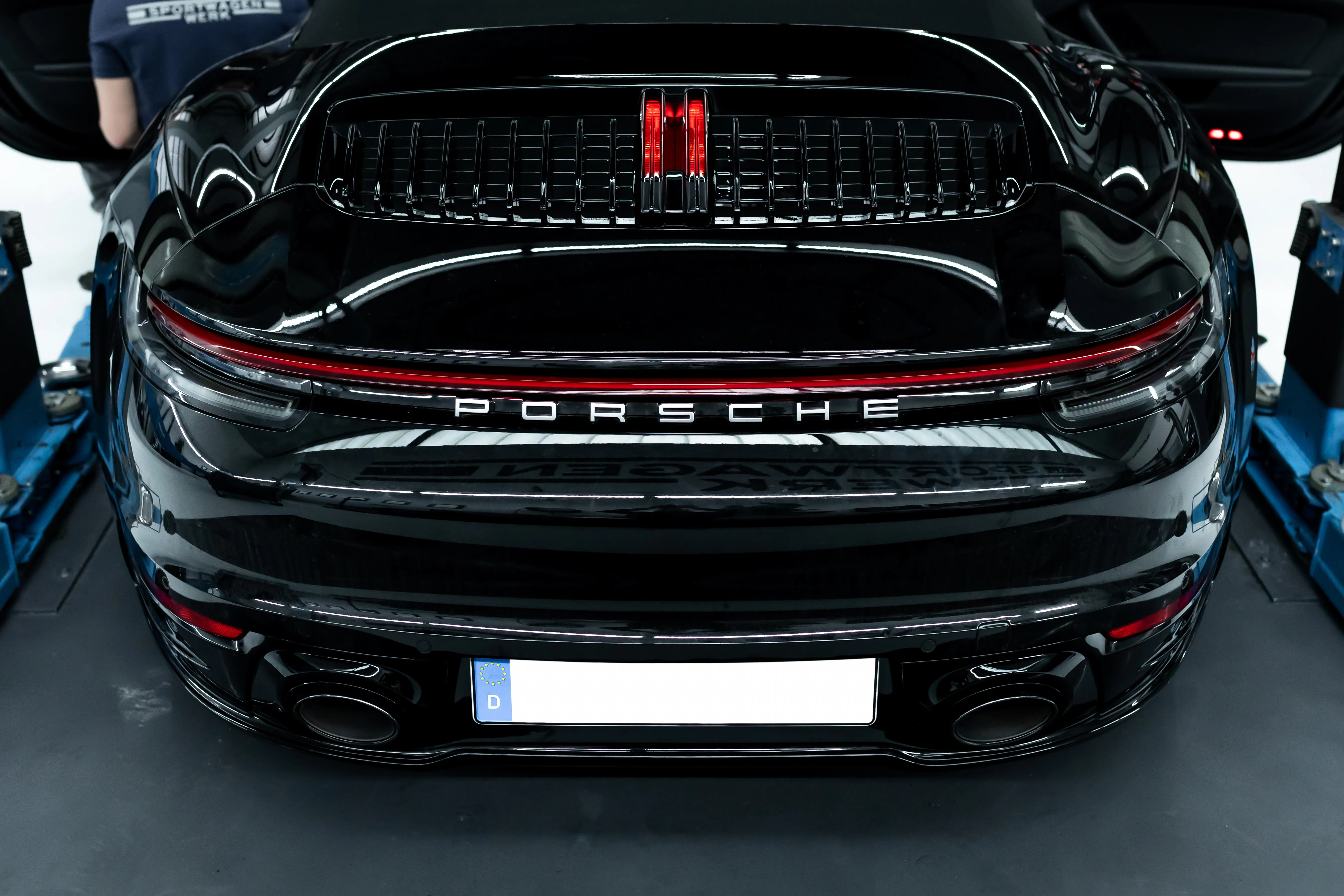 Gerade Heckansicht vom Schwarzen Porsche 911 Turbo