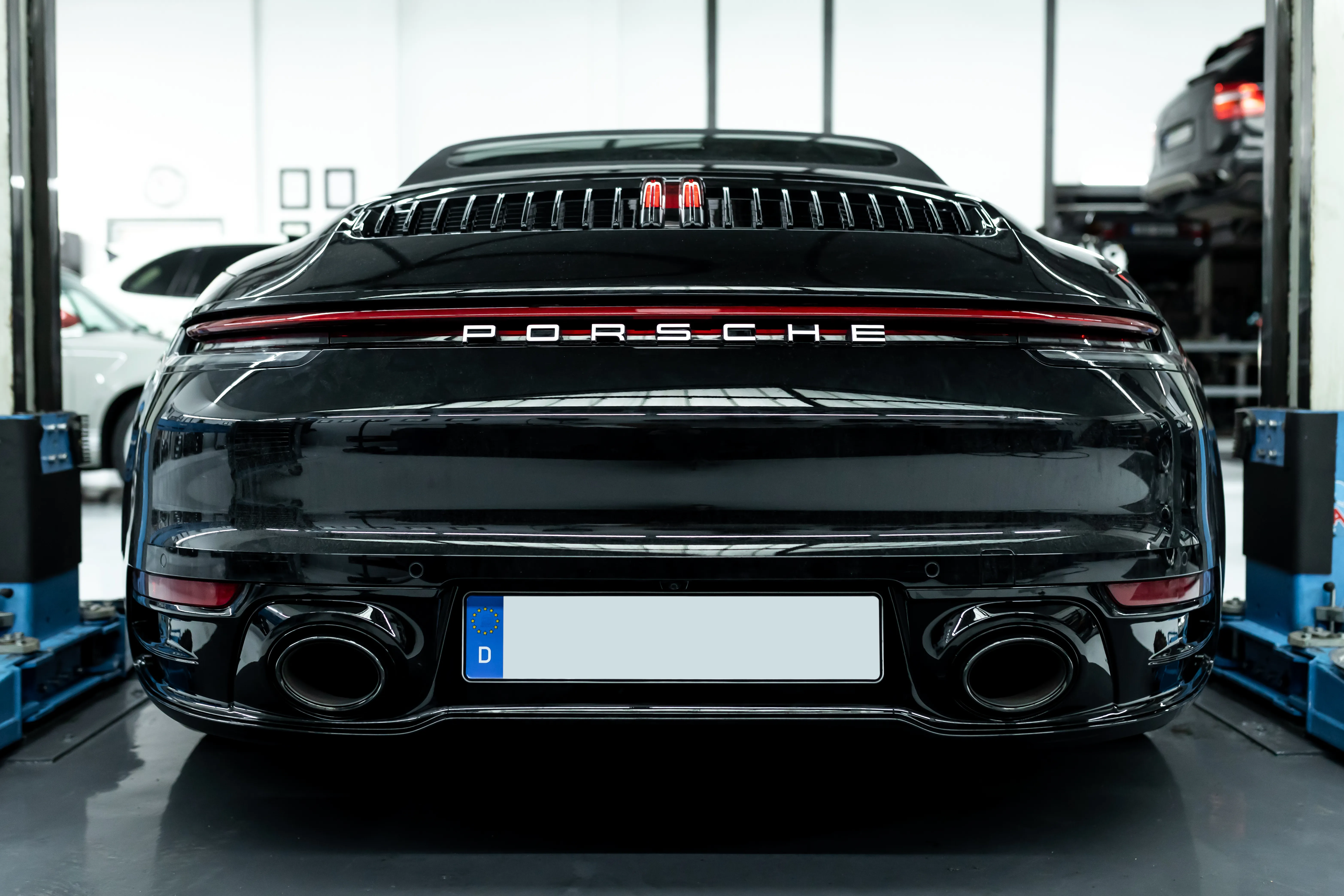 Waagerechte Heckansicht, nah am Auspuff, Schwarzer Porsche 911 Turbo
