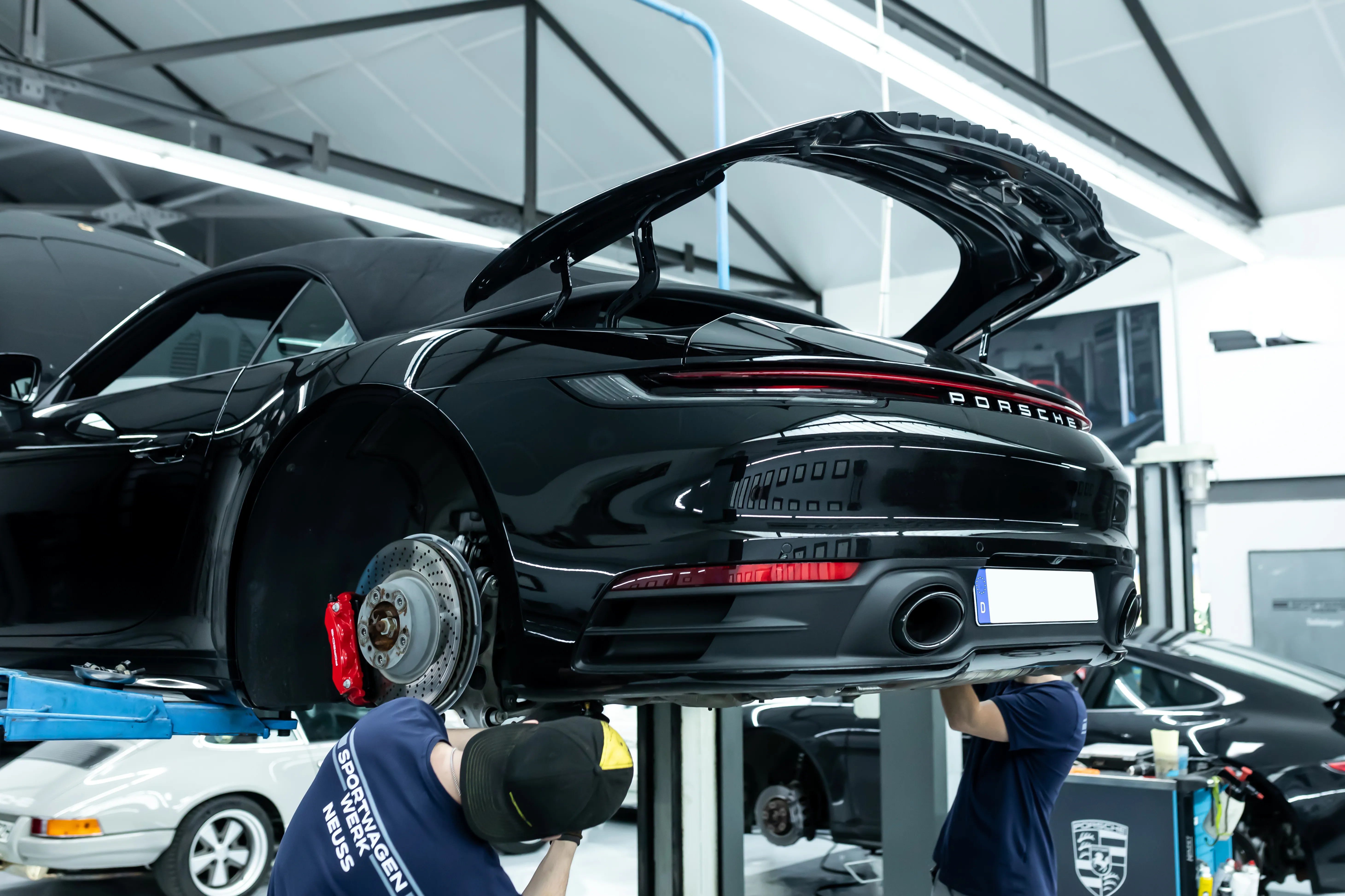 Porsche 911 Carrera 992 Türverkleidungen auseinanderlegen