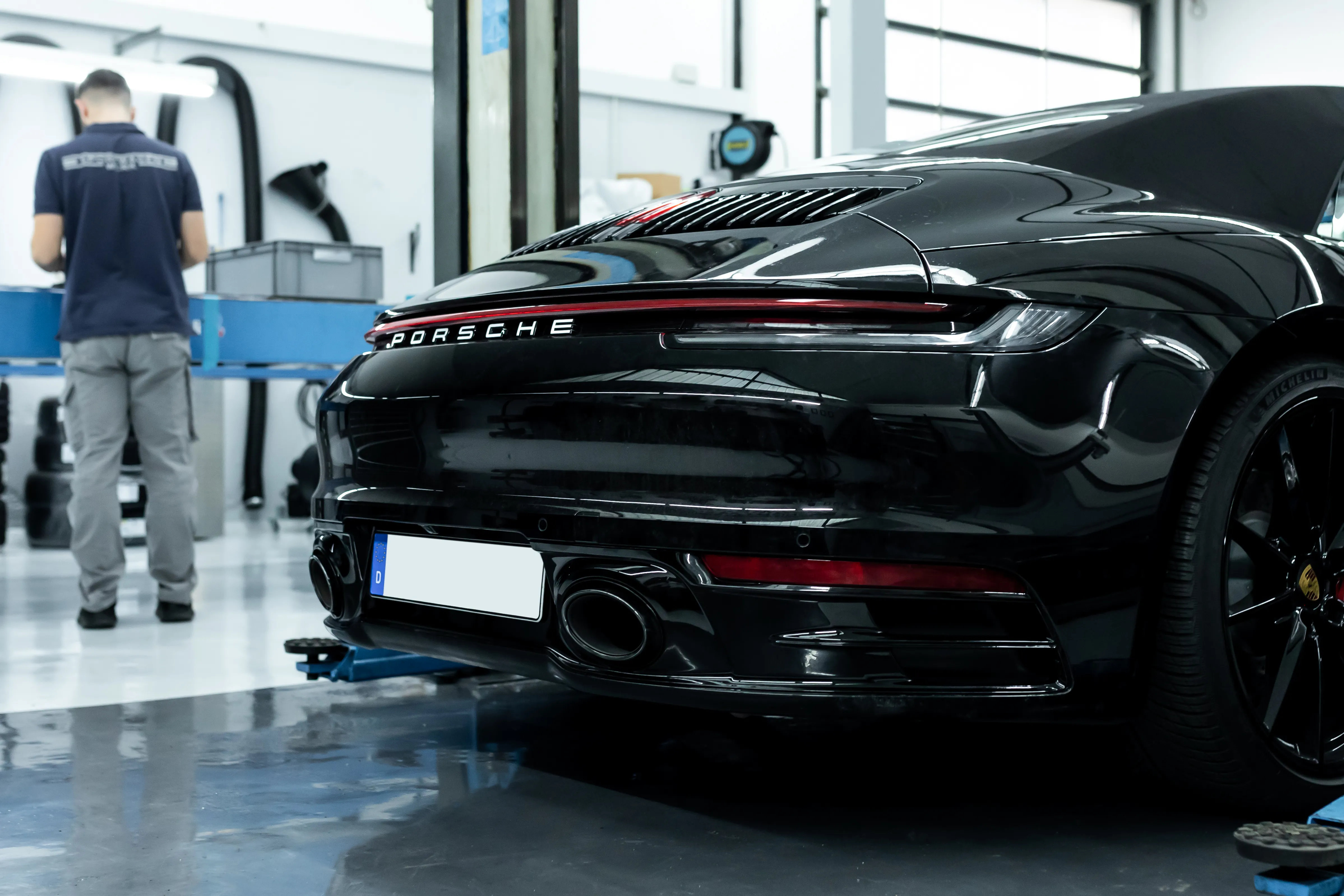 Schwarzer Porsche 911 Turbo Heck von der Seite