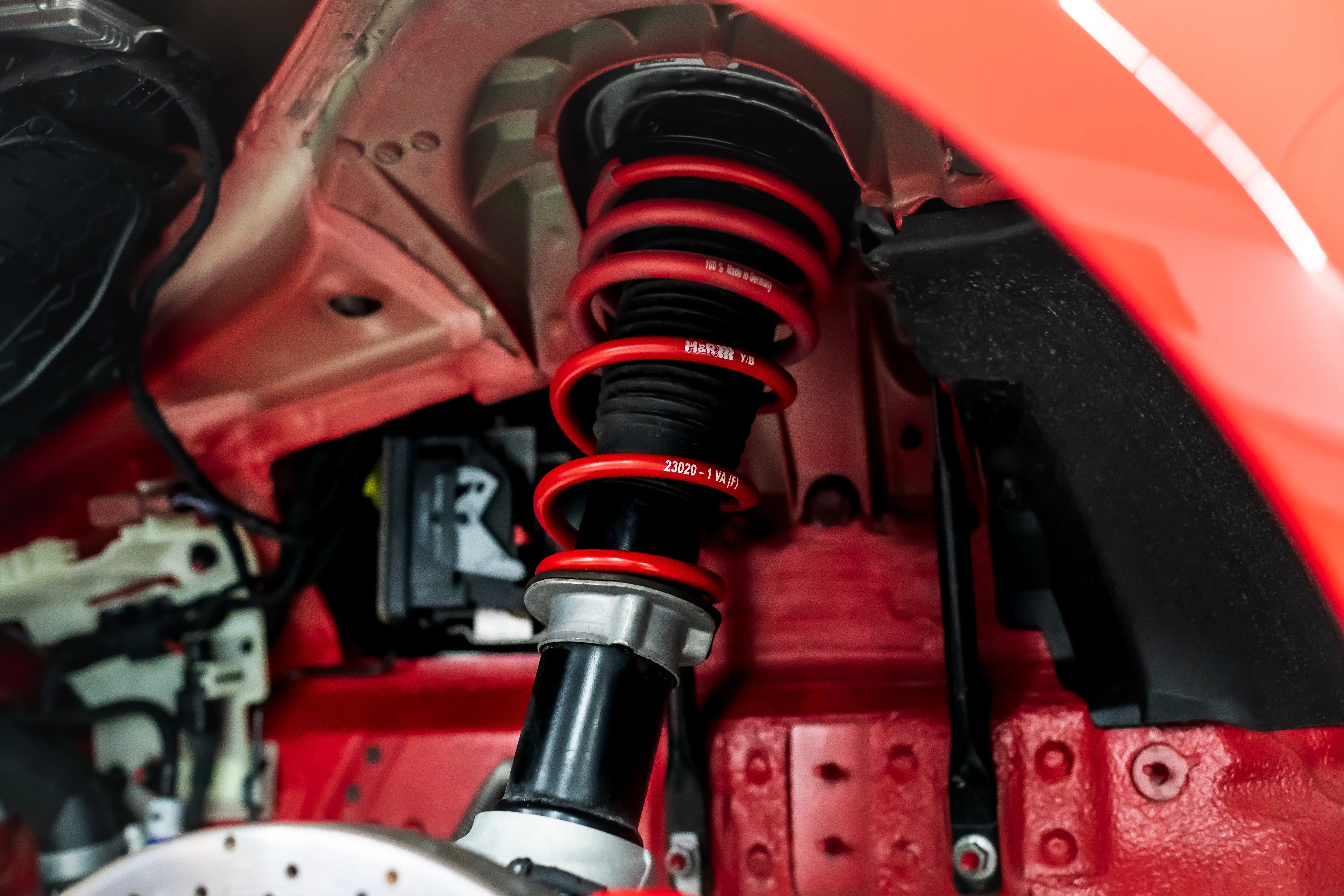 H&R Gewindefahrwerk Einbau am Porsche 992 Rubin – Detail Radkasten