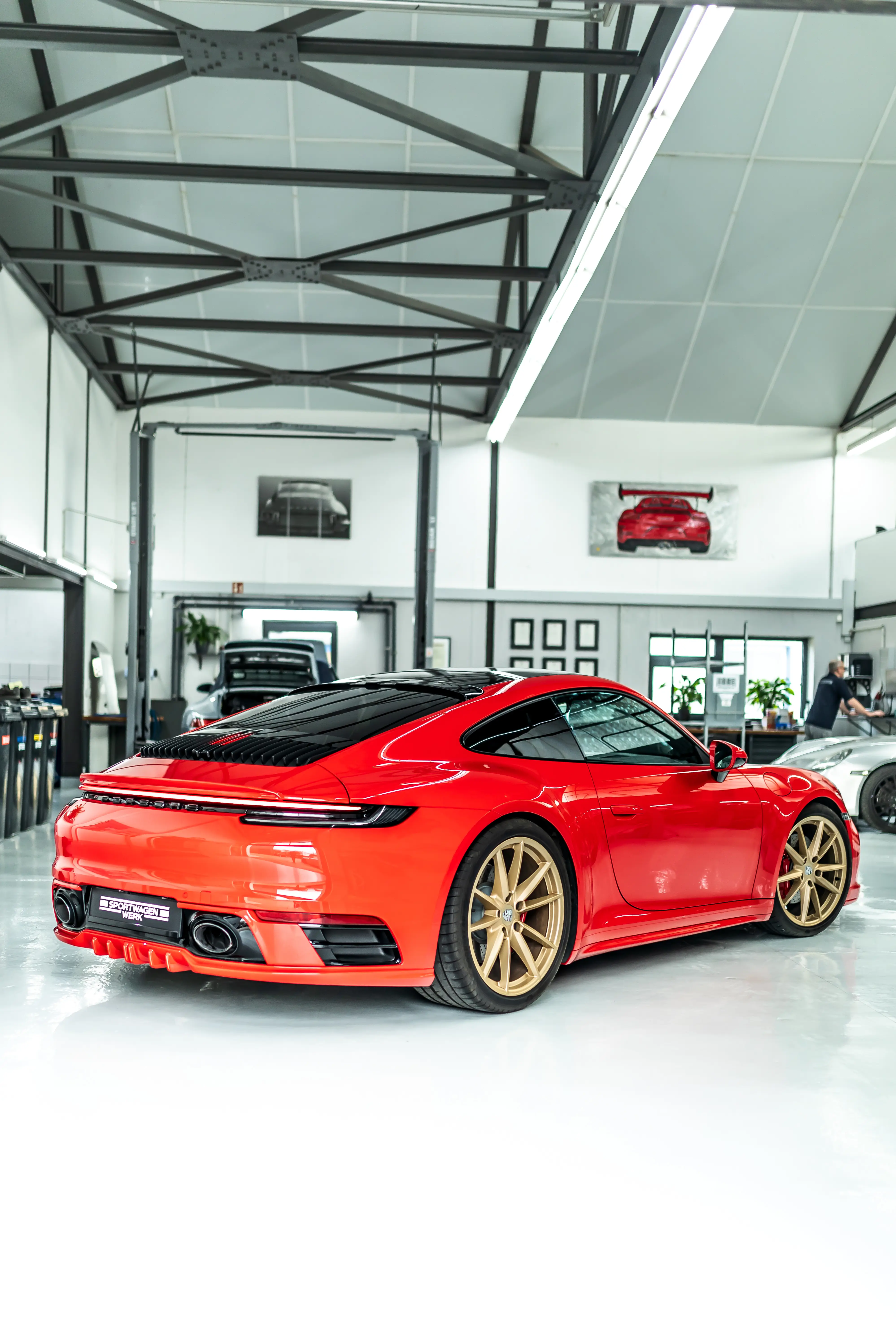 Porsche 992 TechArt Rubin Heckansicht mit goldenen Felgen bei Sportwagen Werk