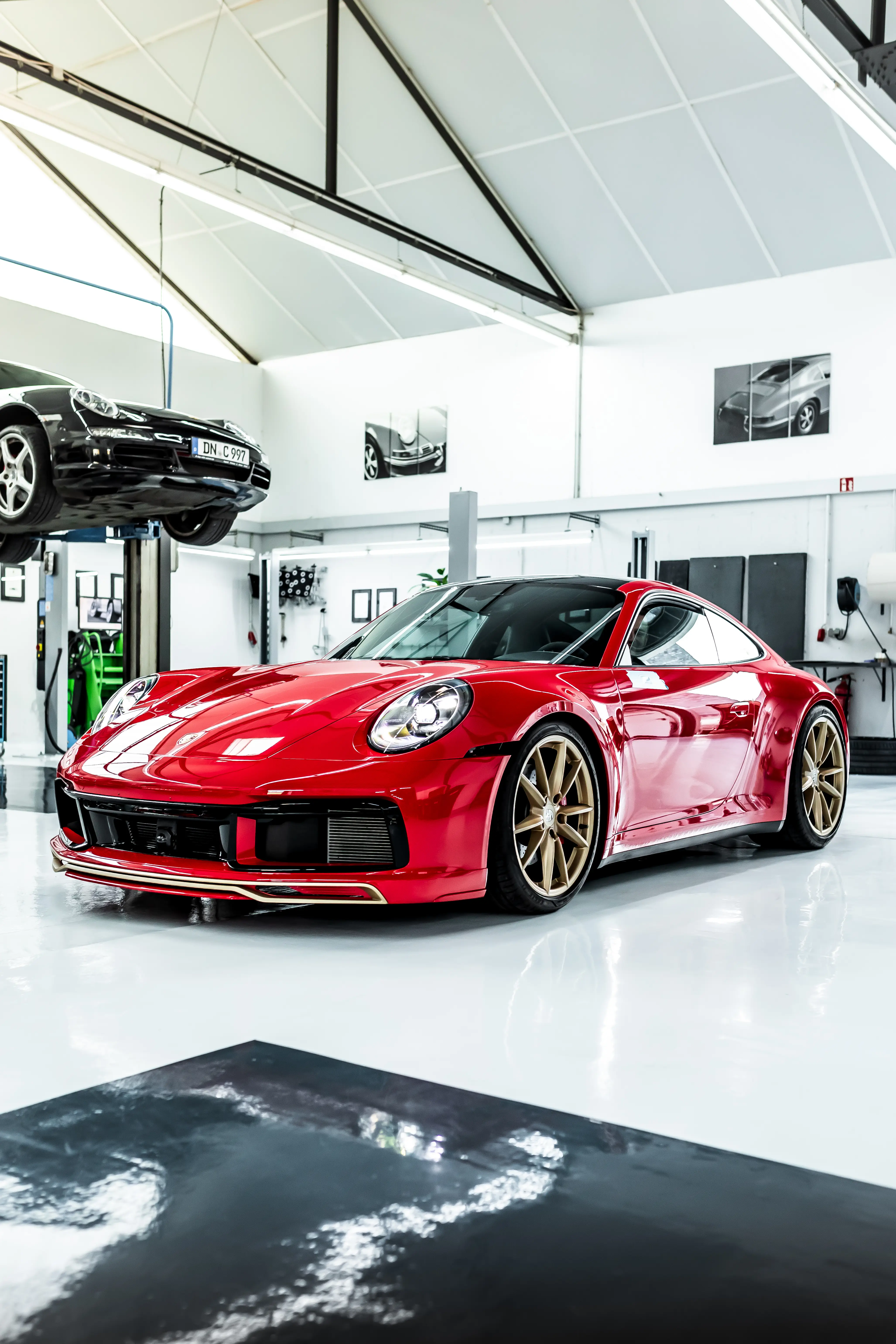 Porsche 992 TechArt Rubin rot-gold mit Bodykit frontal bei Sportwagen Werk