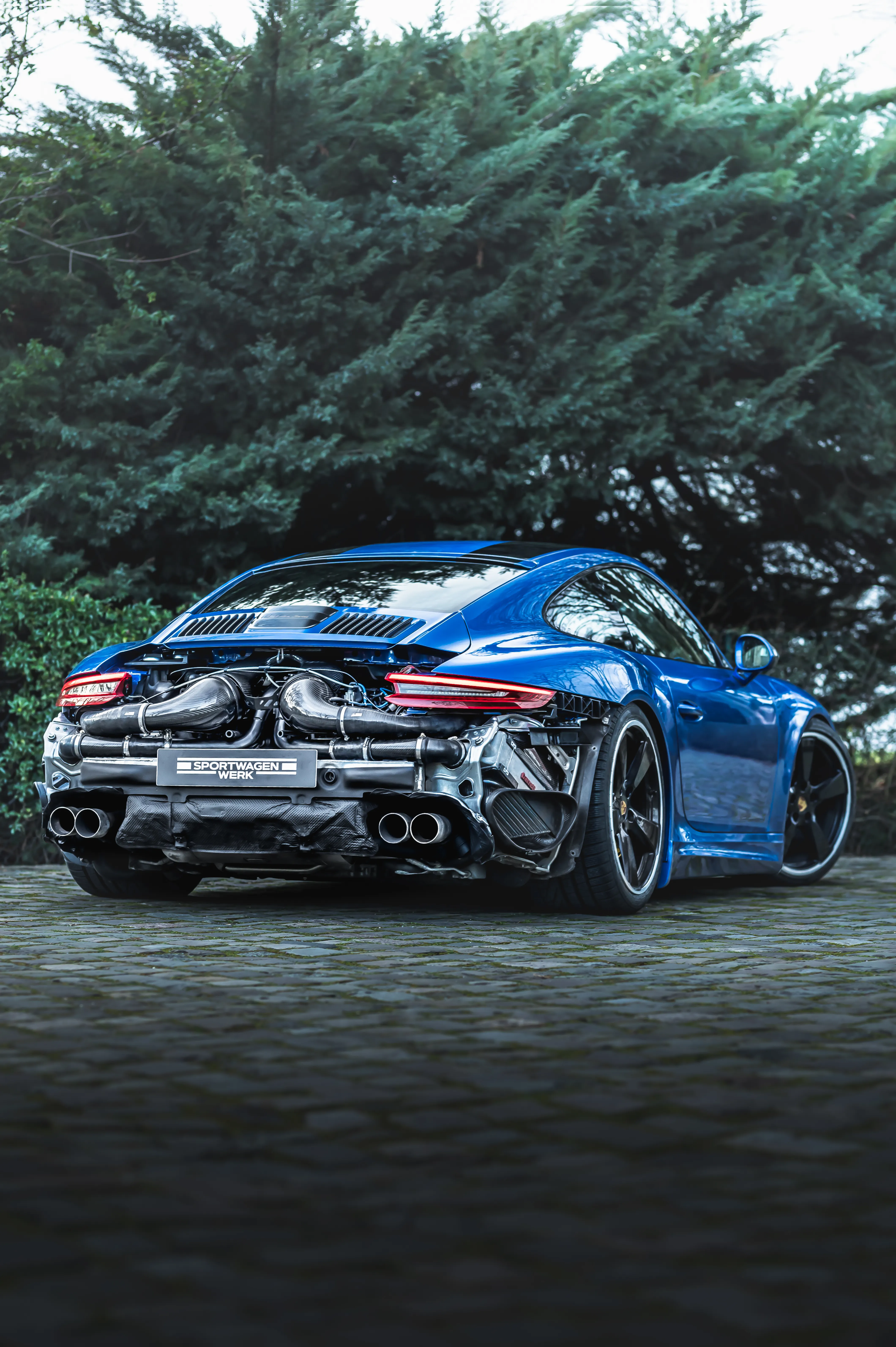 TechArt Porsche 911 991.2 Turbo S Heckansicht mit freigeltem Motor