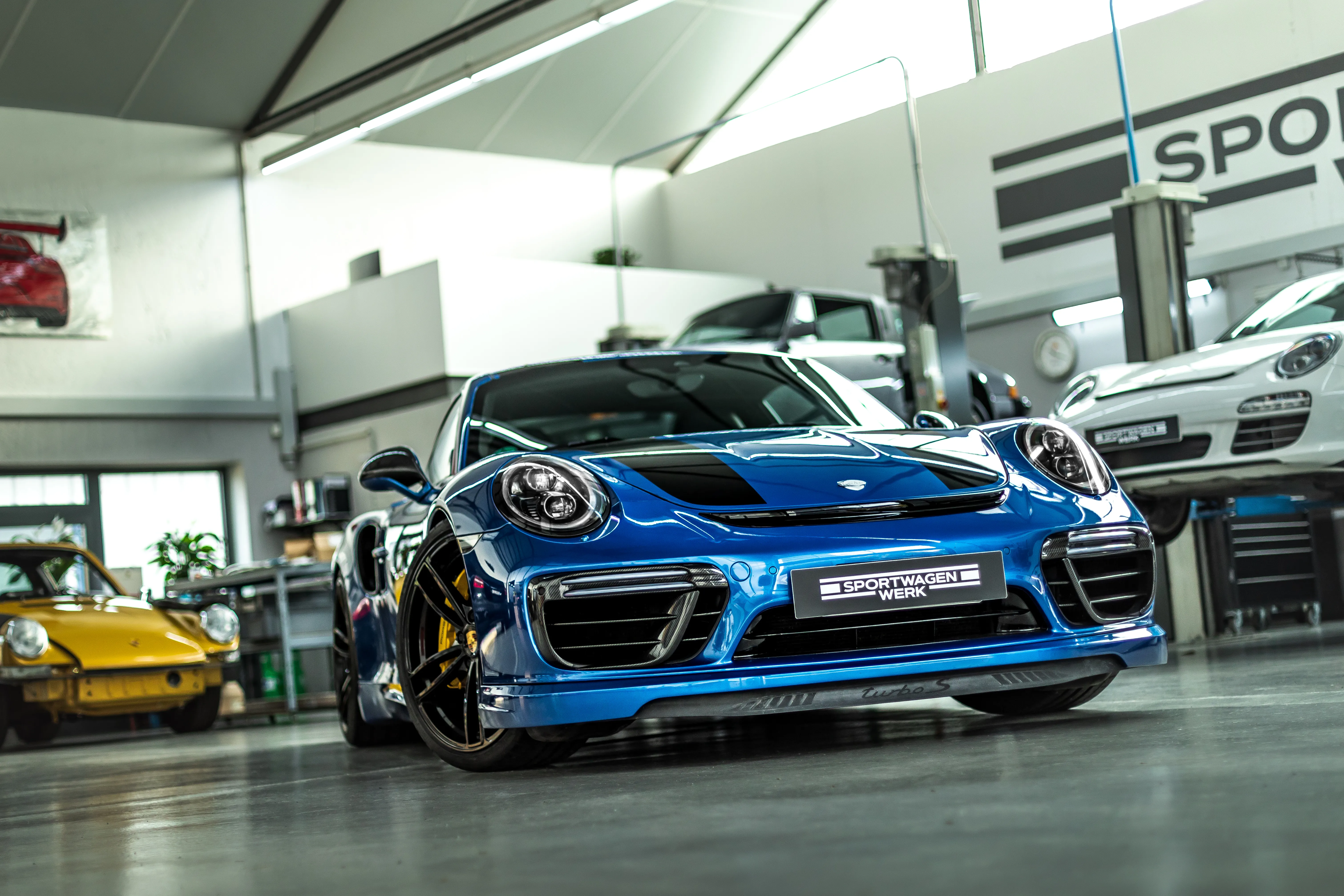 TechArt Porsche 911 991.2 Turbo S Frontschräge im Sportwagen Werk