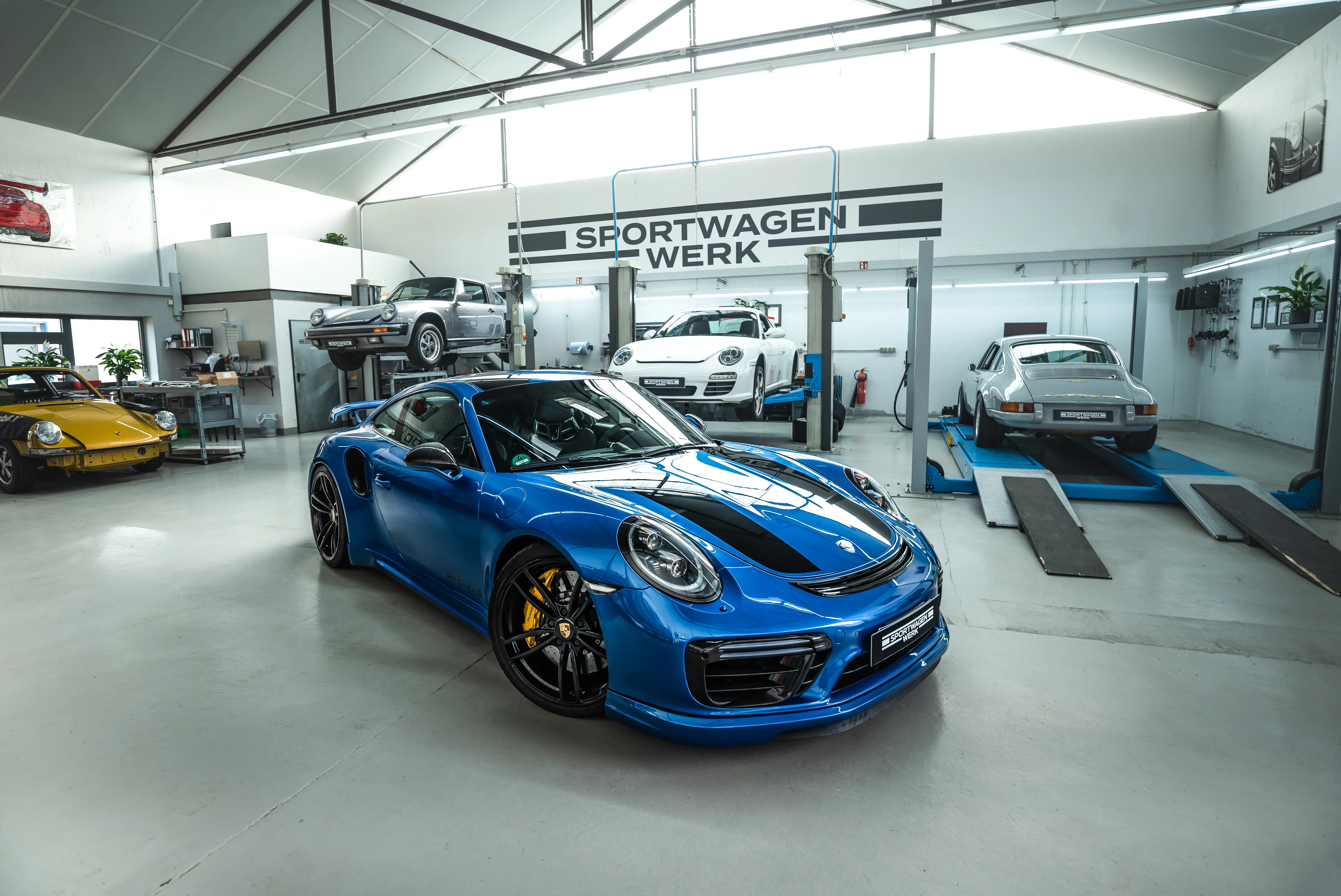 TechArt Porsche 911 991.2 Turbo S Gesamtansicht im Sportwagen Werk