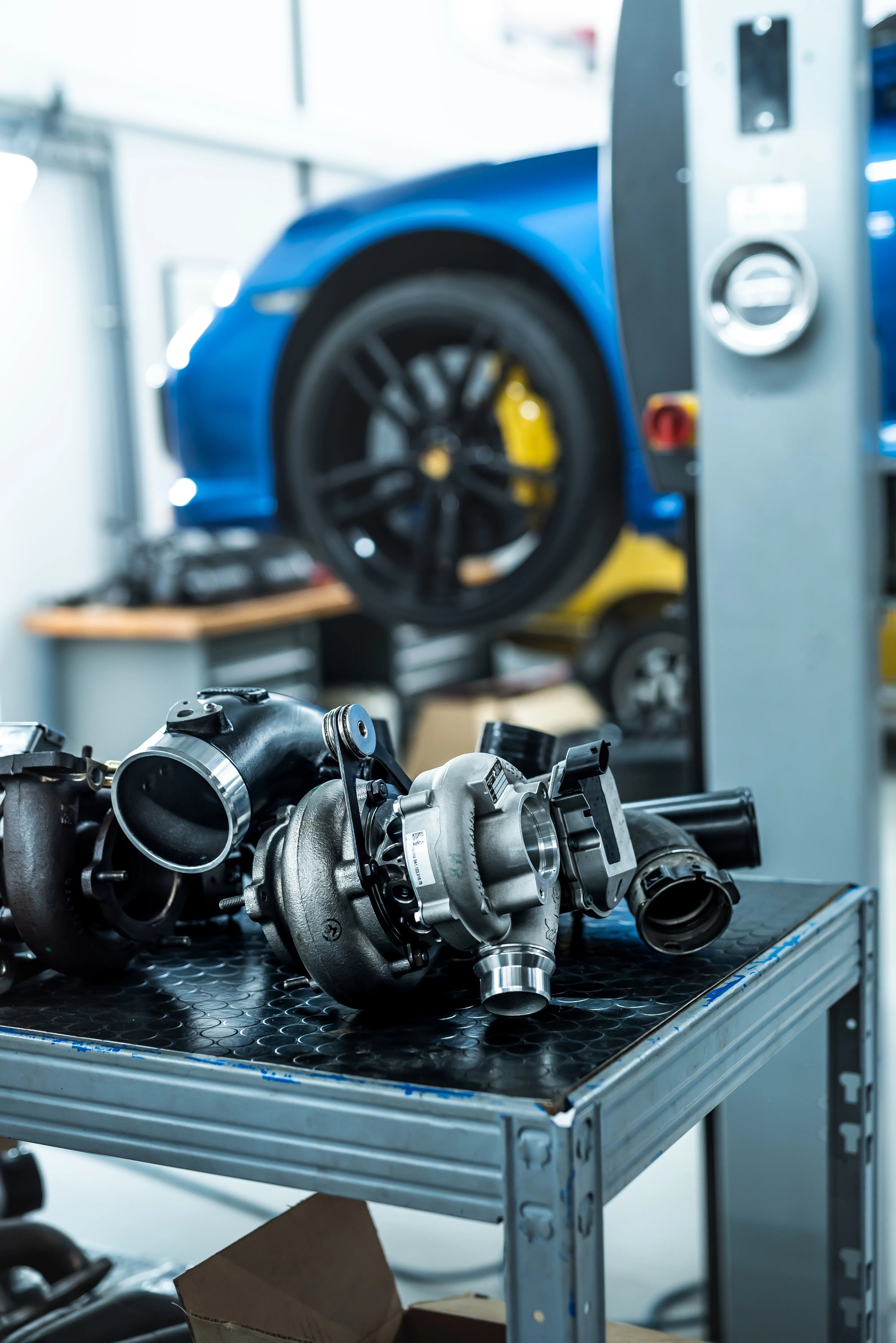 Ausgebaute Turbolader des TechArt Porsche 911 991.2 Turbo S auf der Werkbank