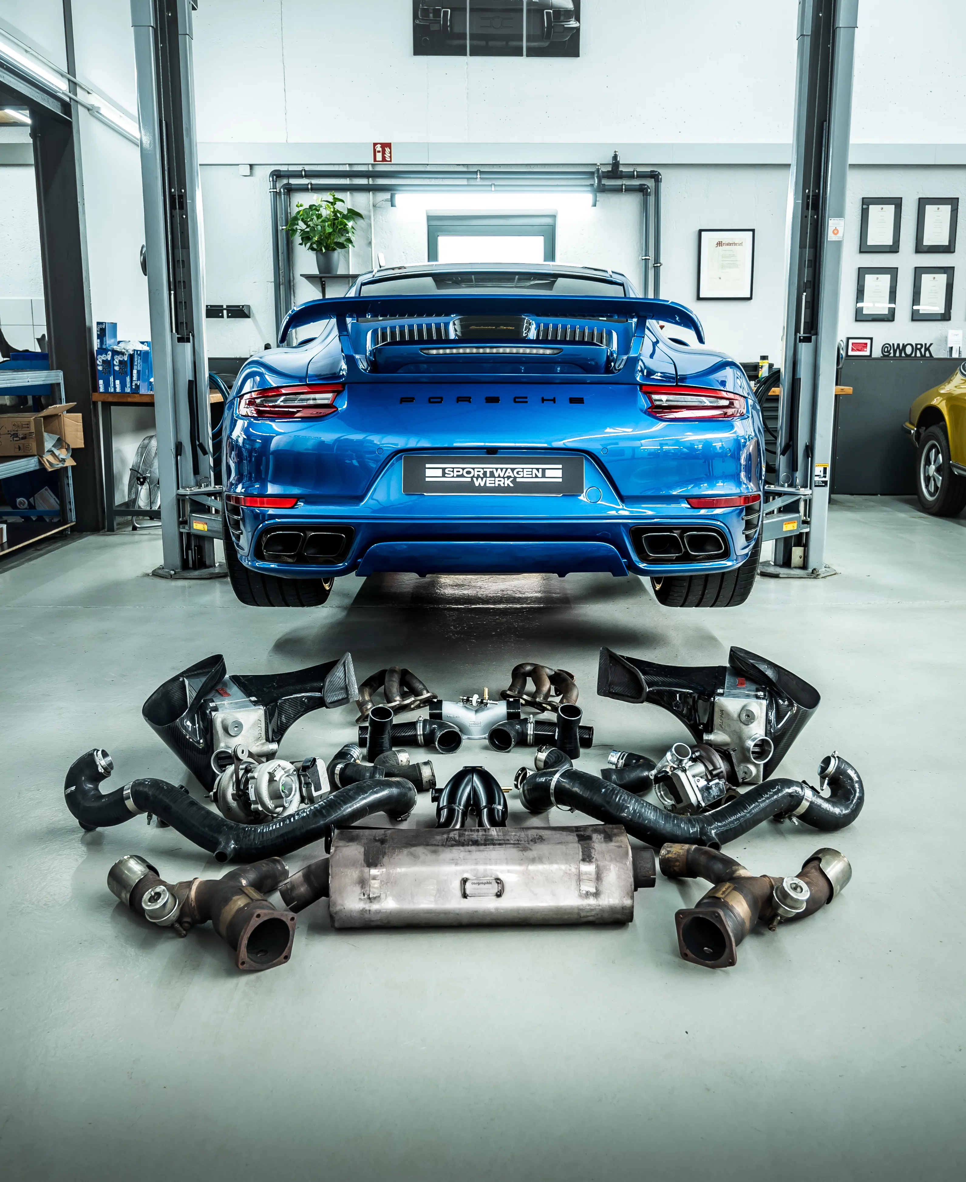 TechArt Porsche 911 991.2 Turbo S auf Hebebühne mit ausgebauten Turboladern