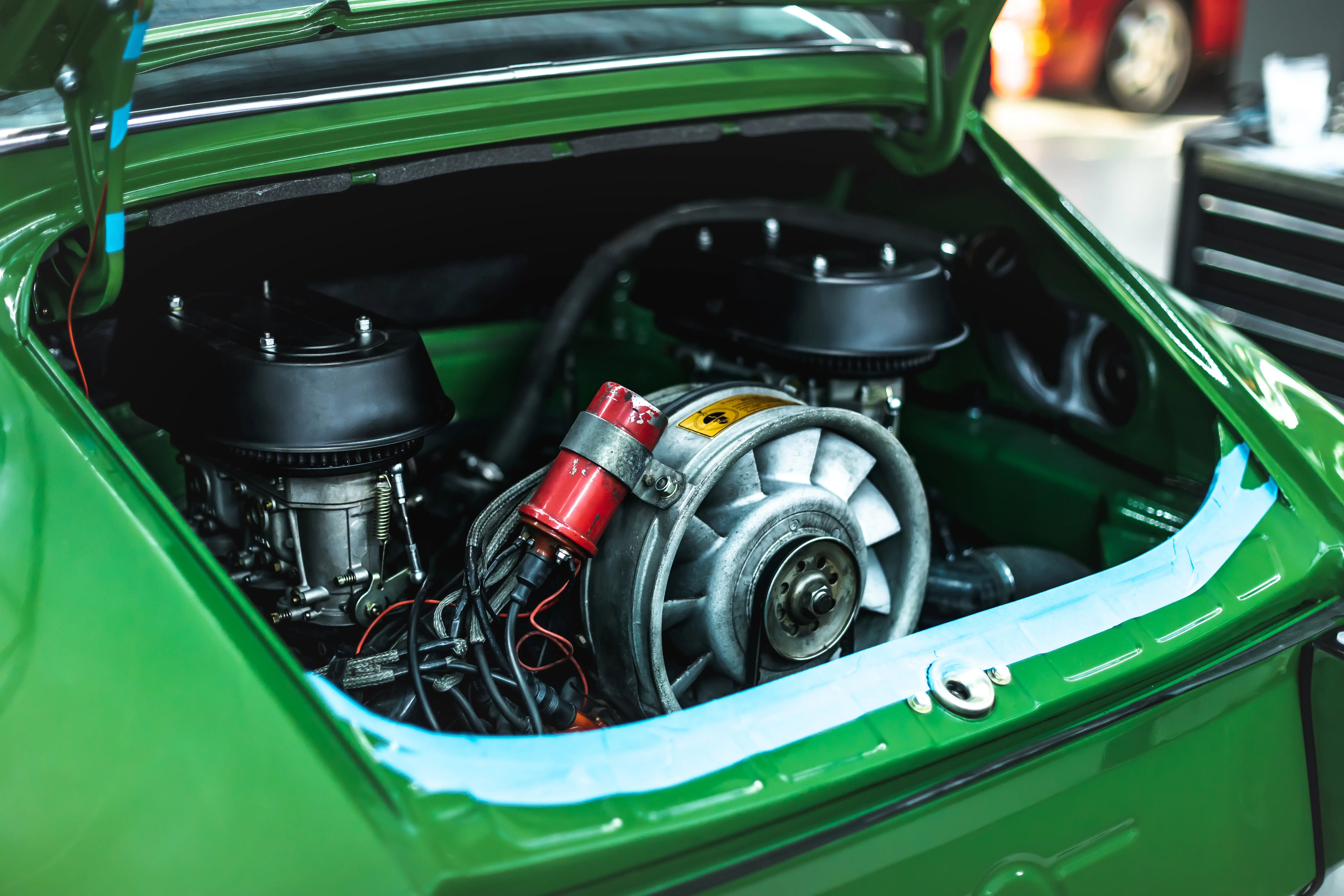 Porsche 911 Targa Smaragd Boxermotor mit geöffnetem Motordeckel – Restauration Detail