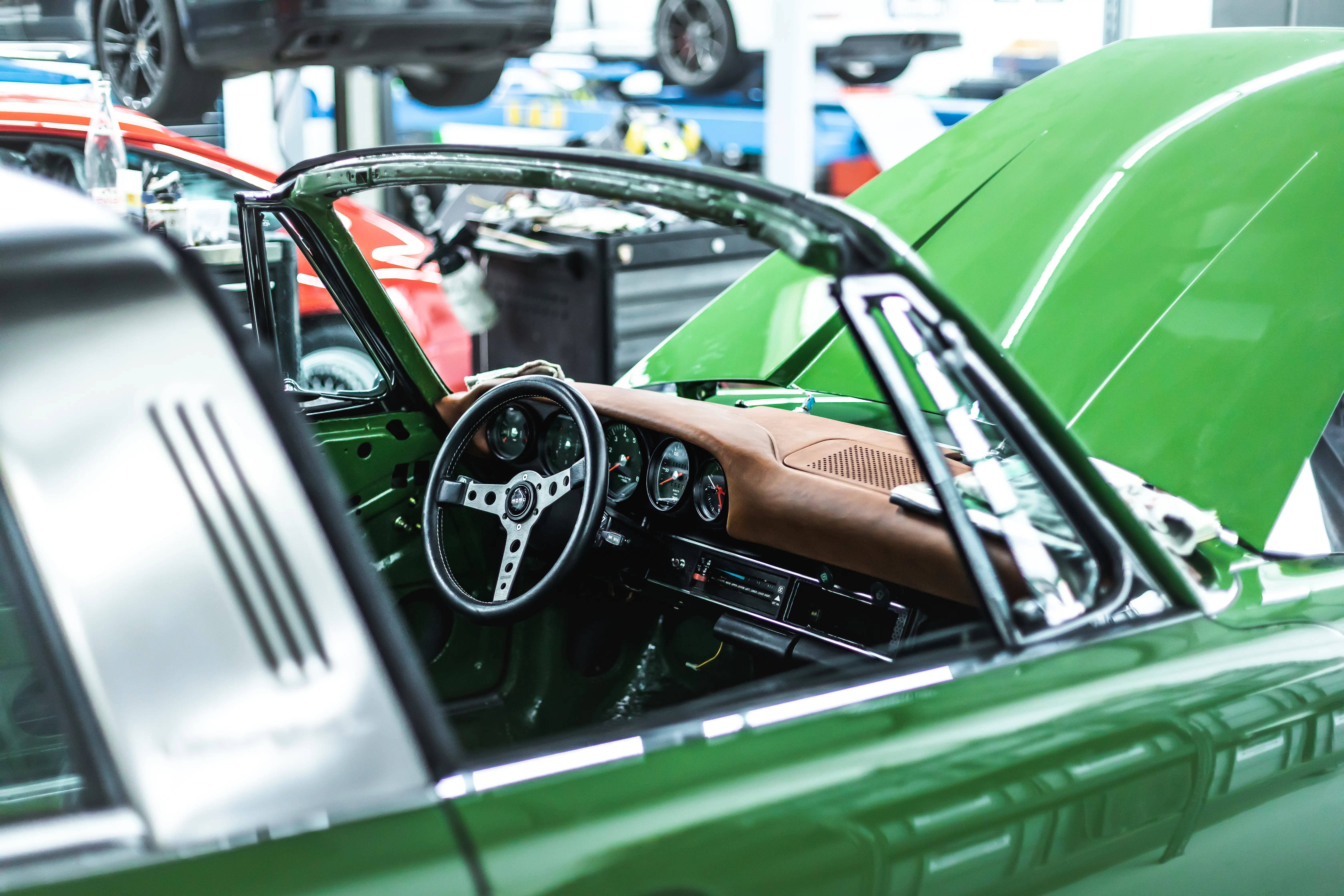 Porsche 911 Targa Smaragd Cockpit mit Momo Lenkrad und braunem Armaturenbrett