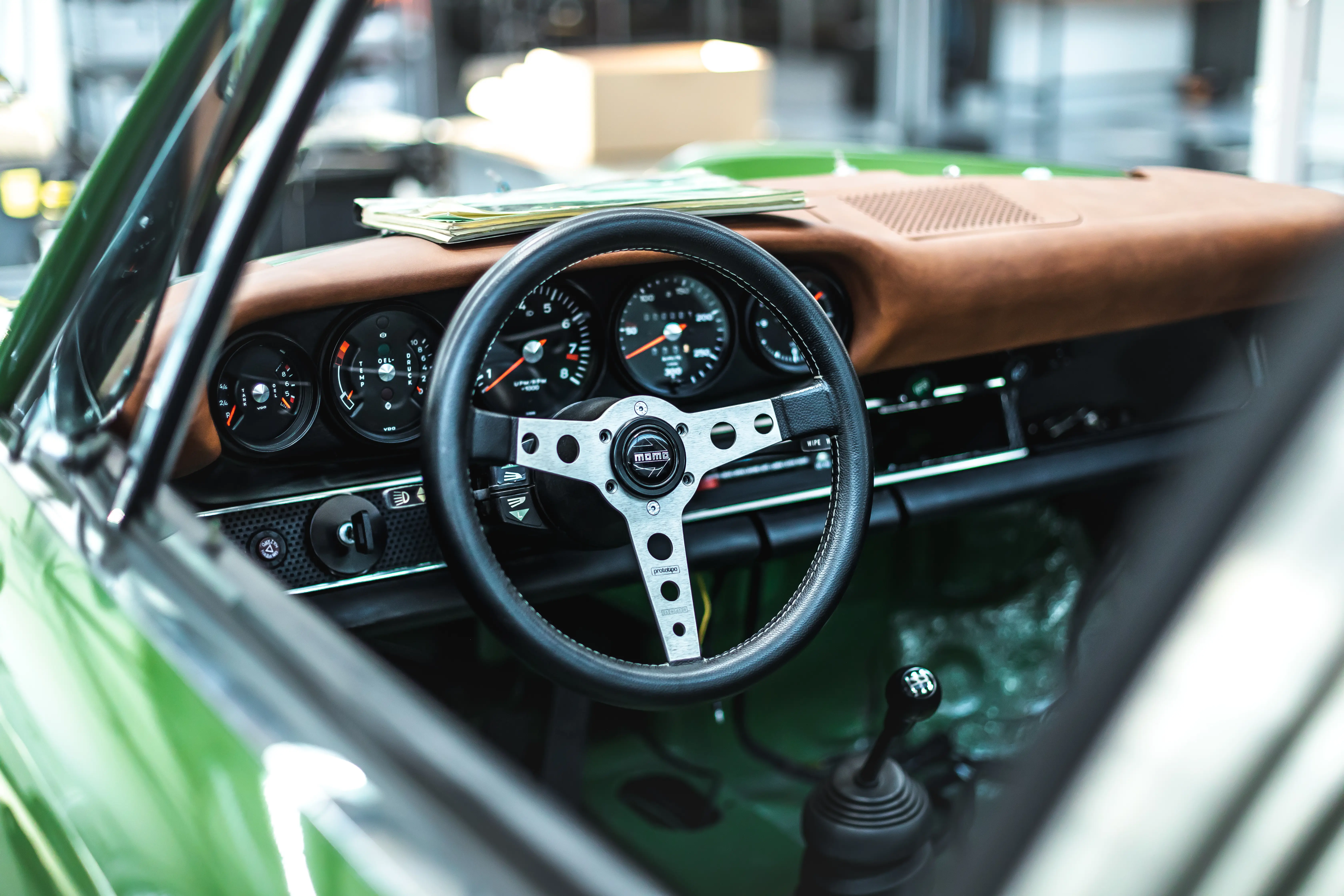 Porsche 911 Targa Smaragd Innenraum mit Momo Lenkrad und klassischen Rundinstrumenten