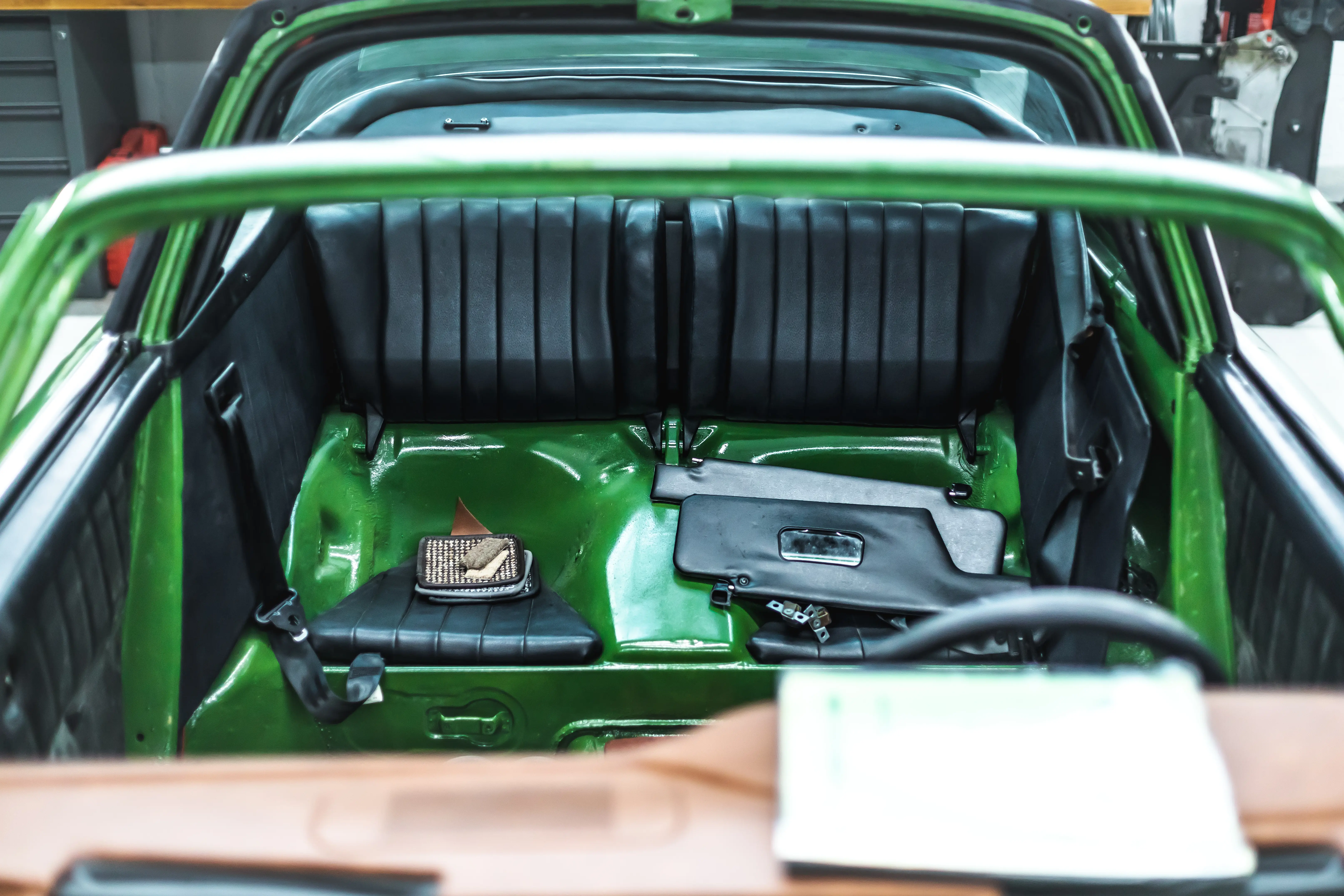 Porsche 911 Targa Smaragd Fondbereich mit Rücksitzen im Restaurationszustand
