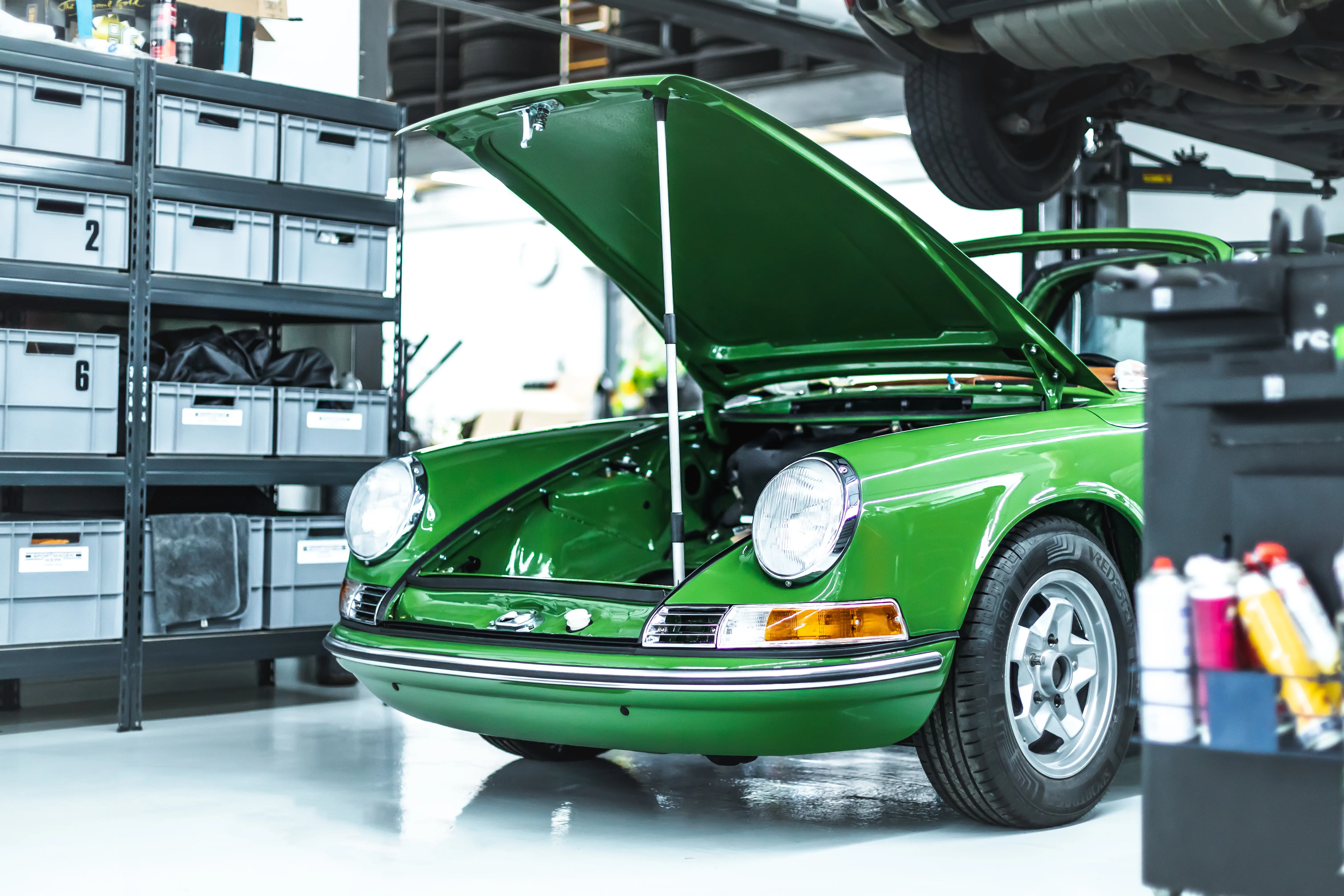 Porsche 911 Targa Smaragd mit offener Fronthaube und Vredestein Reifen in der Werkstatt
