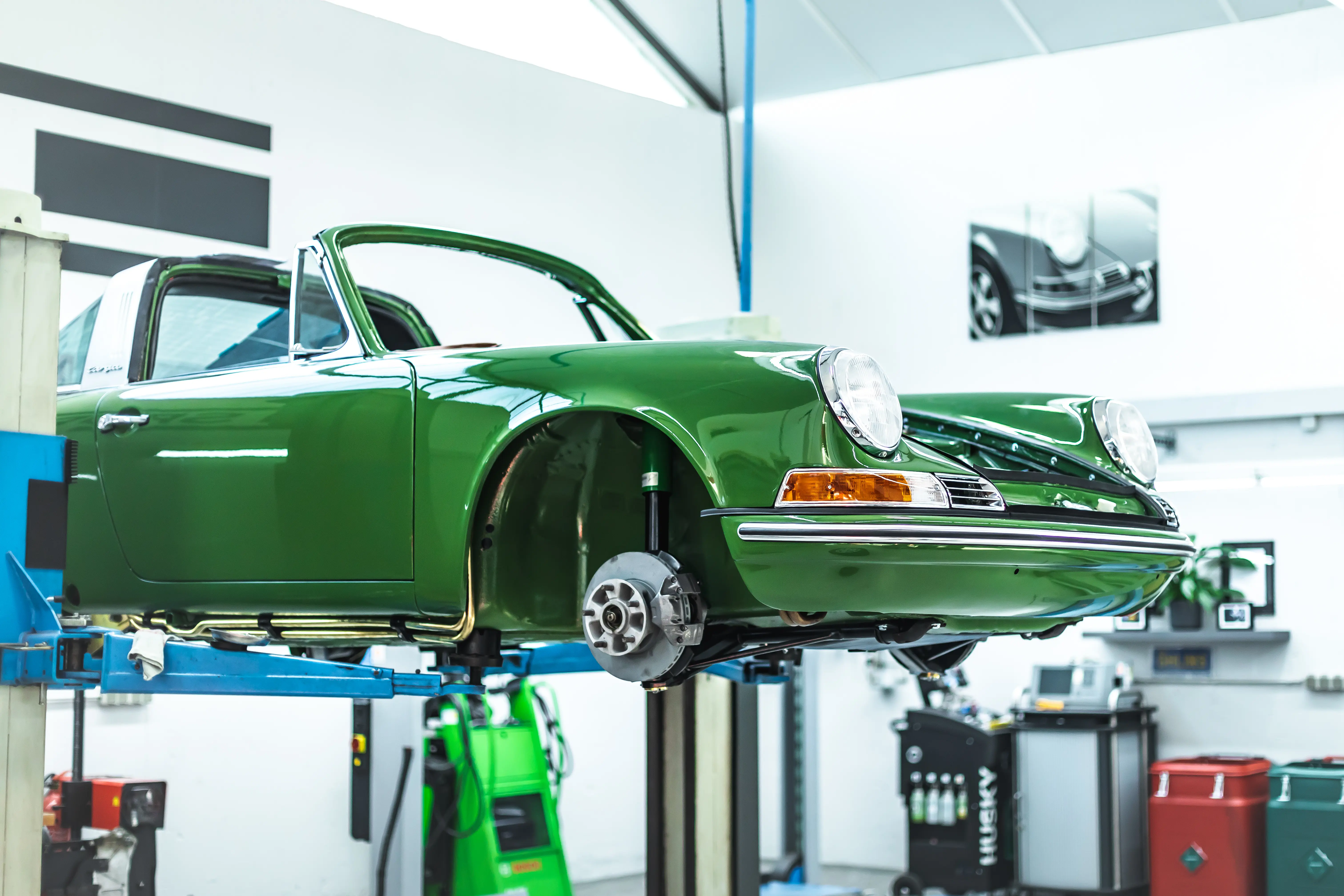 Porsche 911 Targa Smaragd auf Hebebühne – Frontpartie bei Sportwagen Werk Neuss