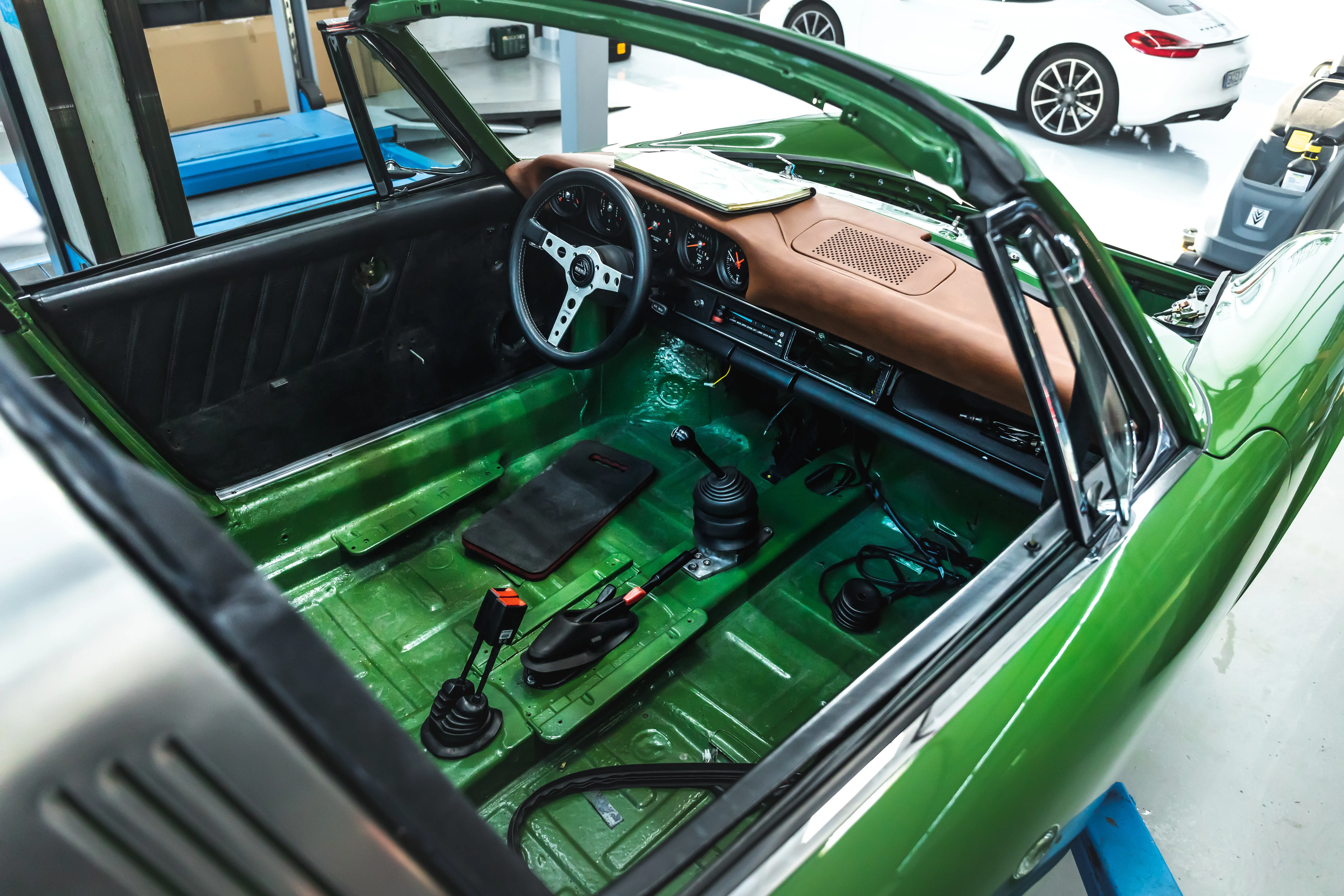 Porsche 911 Targa Smaragd Innenraum im Rohzustand mit Schaltknüppel und Pedalen