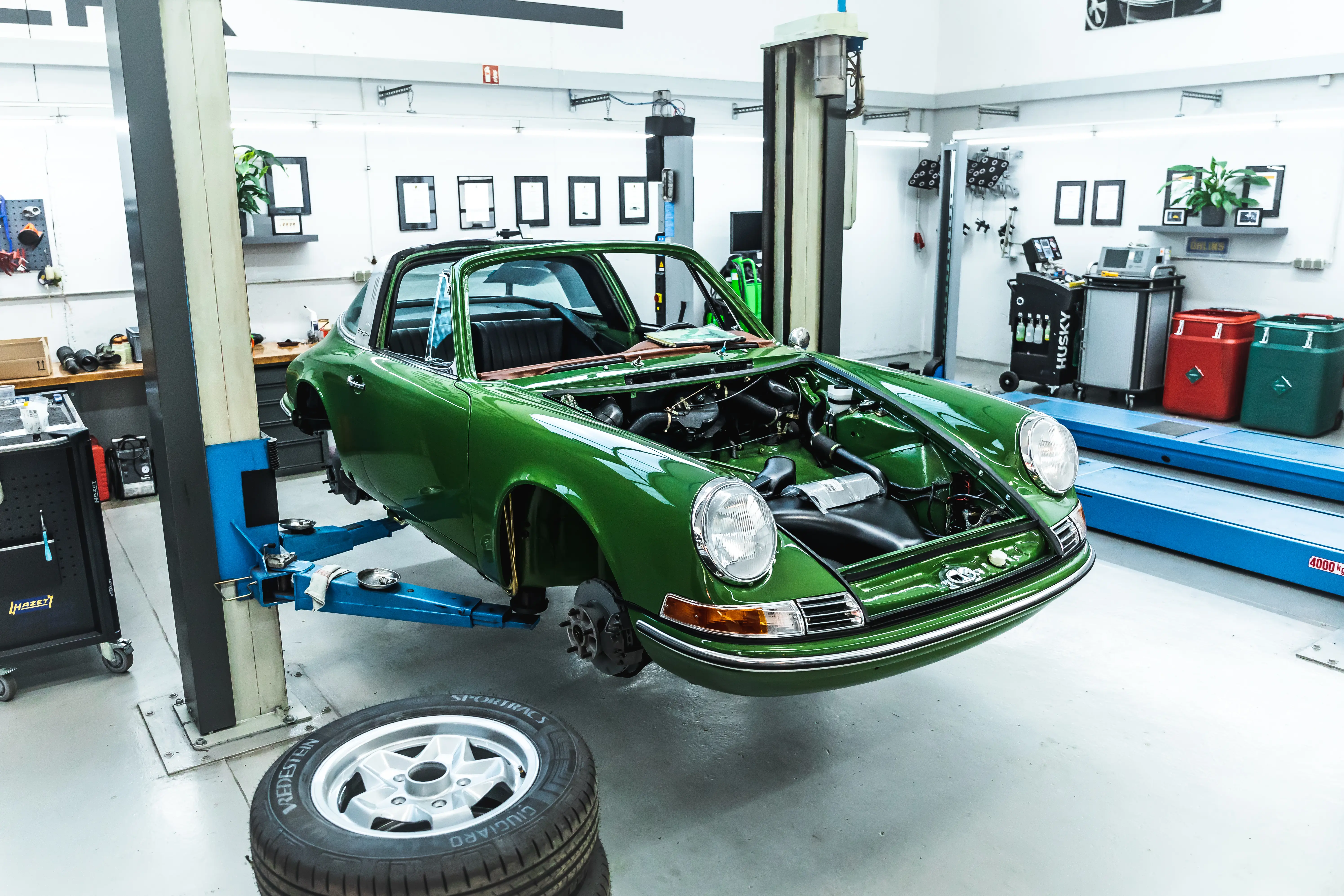 Porsche 911 Targa Smaragd Restauration – Gesamtansicht auf Hebebühne im Sportwagen Werk