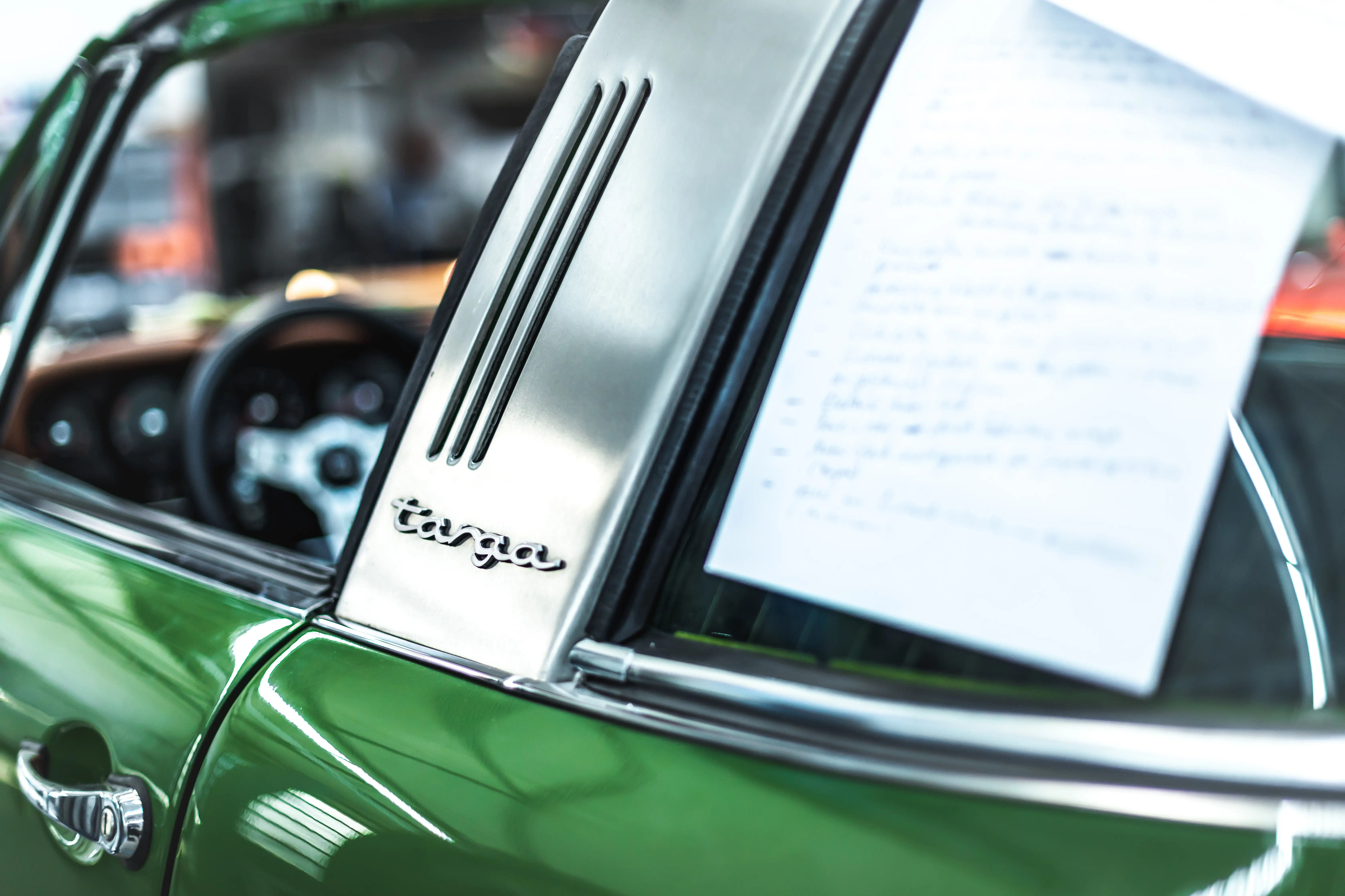 Porsche 911 Targa Smaragd – Nahaufnahme Targa-Bügel mit Schriftzug
