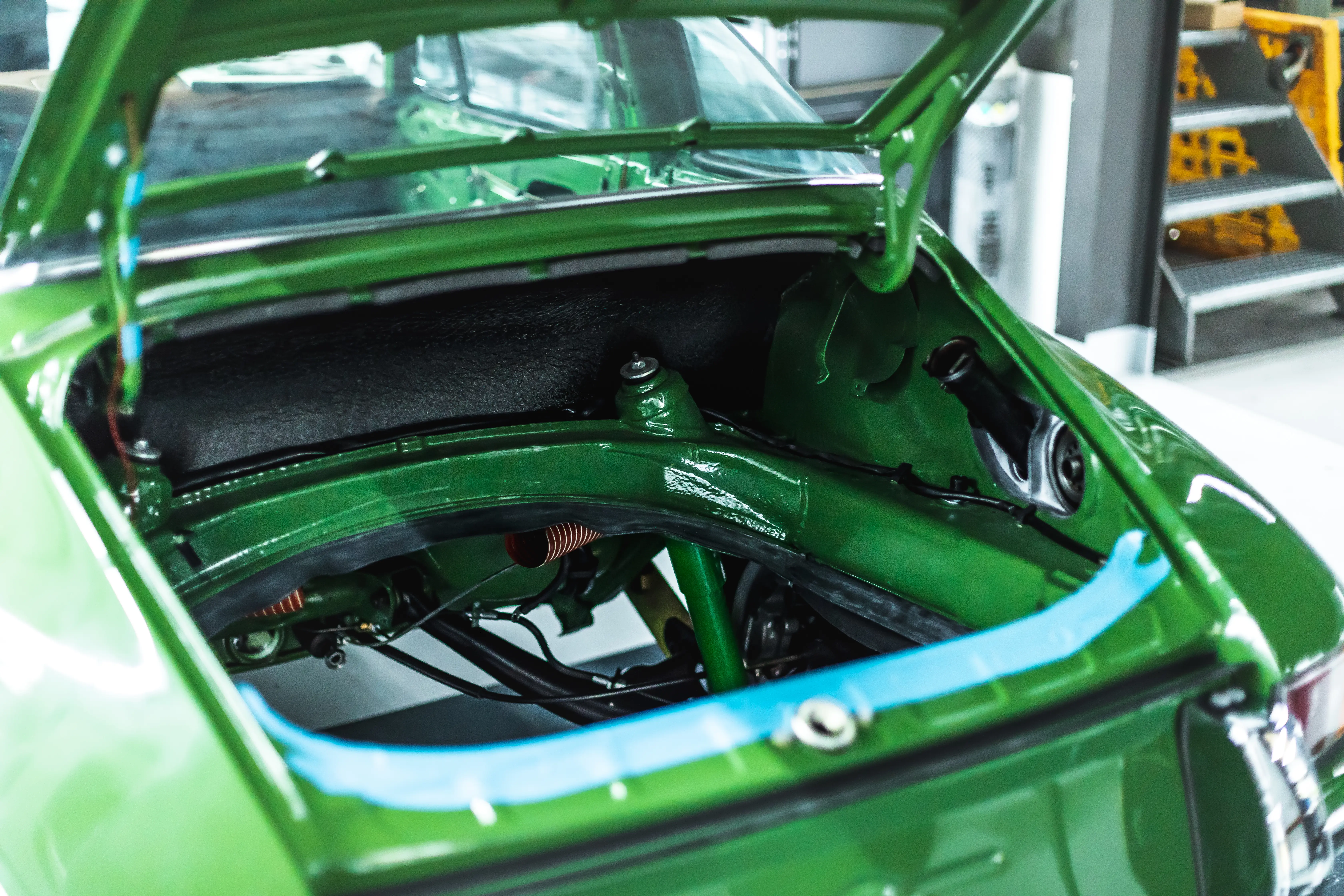 Porsche 911 Targa Smaragd vorderer Kofferraum geöffnet mit Fahrwerk-Detail